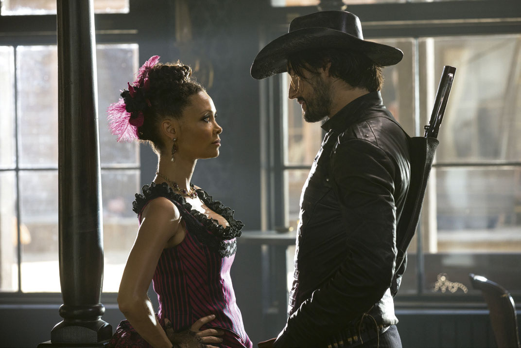 Thadine em cena de "Westworld" com Rodrigo Santoro - Foto: Divulgação