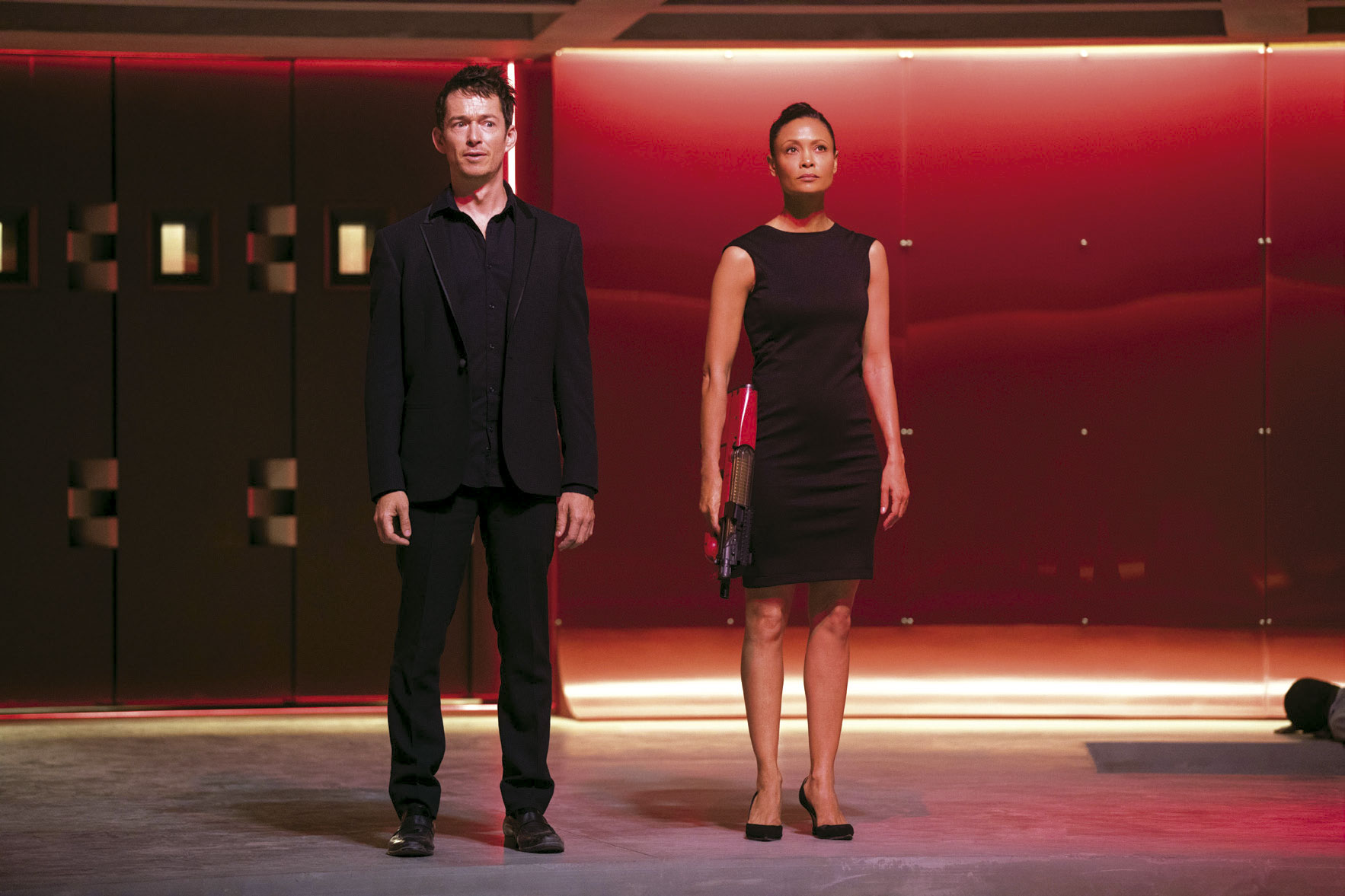 Thandine em cena de "Westworld" com Simon Quarterman - Foto: Divulgação