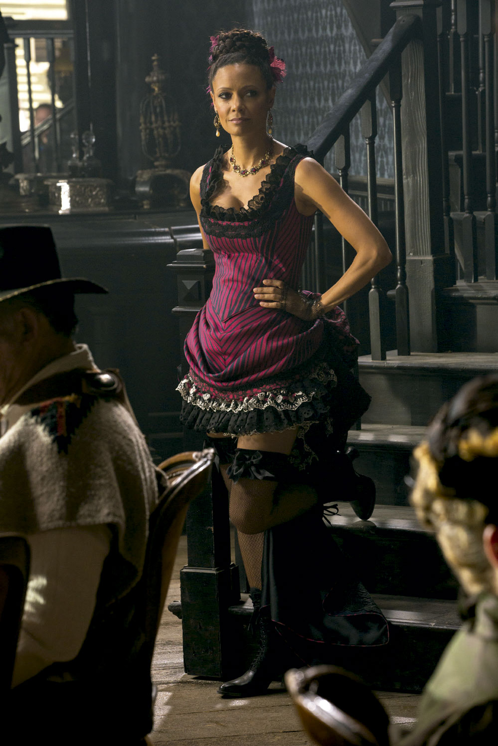 A atriz na pele da sua personagem Maeve, da série "Westworld" - Foto: Divulgação