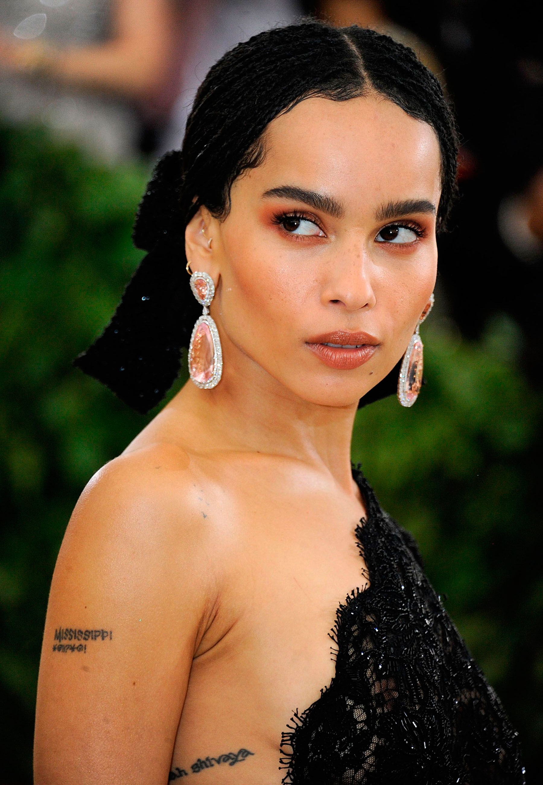 Zoe Kravitz com brincos Jacob & Co - Foto: Reprodução/Bazaar US