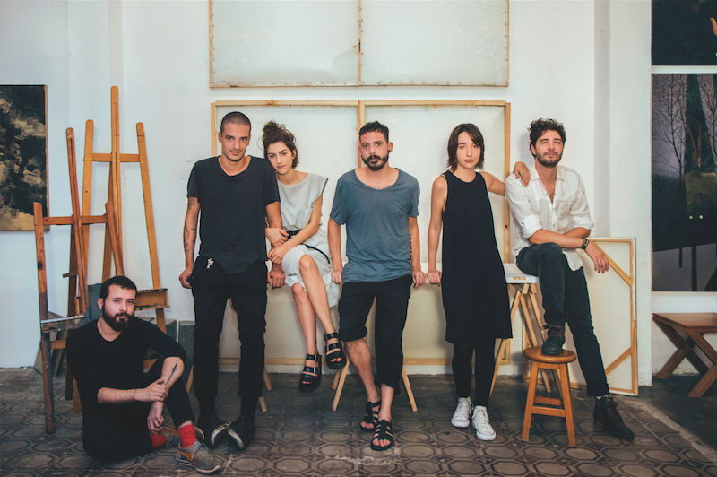 A partir da esq., os artistas Julio Lapagesse, Gabriel Pitan Garcia, Rafaela Foz, Pedro Ivo Verçosa, Renata Neon e Virgílio Neto - Foto: André Giorgi