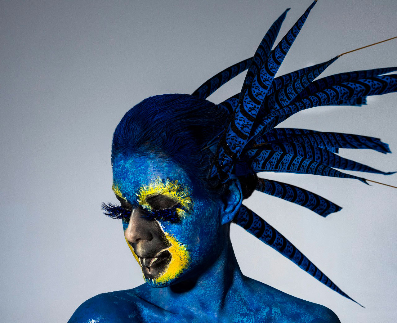 Paloma Bernardi de arara azul - Foto: Jacques Dequeker