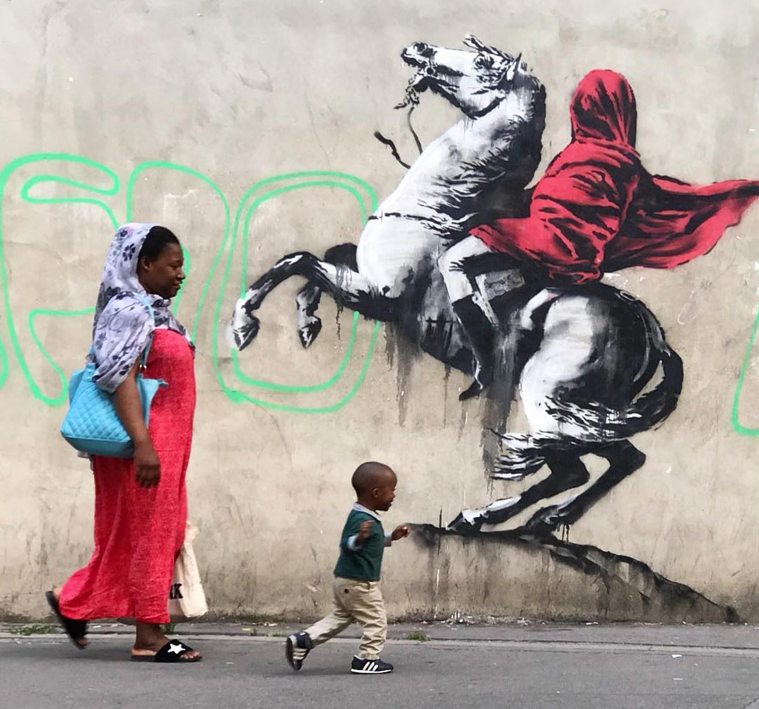 Grafite em rua de Paris, França, atribuído ao artista anônimo Banksy - Foto: Reprodução/Instagram