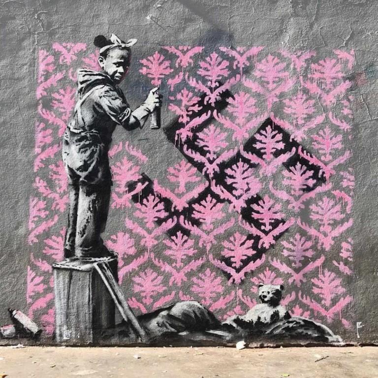Grafite em rua de Paris, França, atribuído ao artista anônimo Banksy - Foto: Reprodução/Instagram
