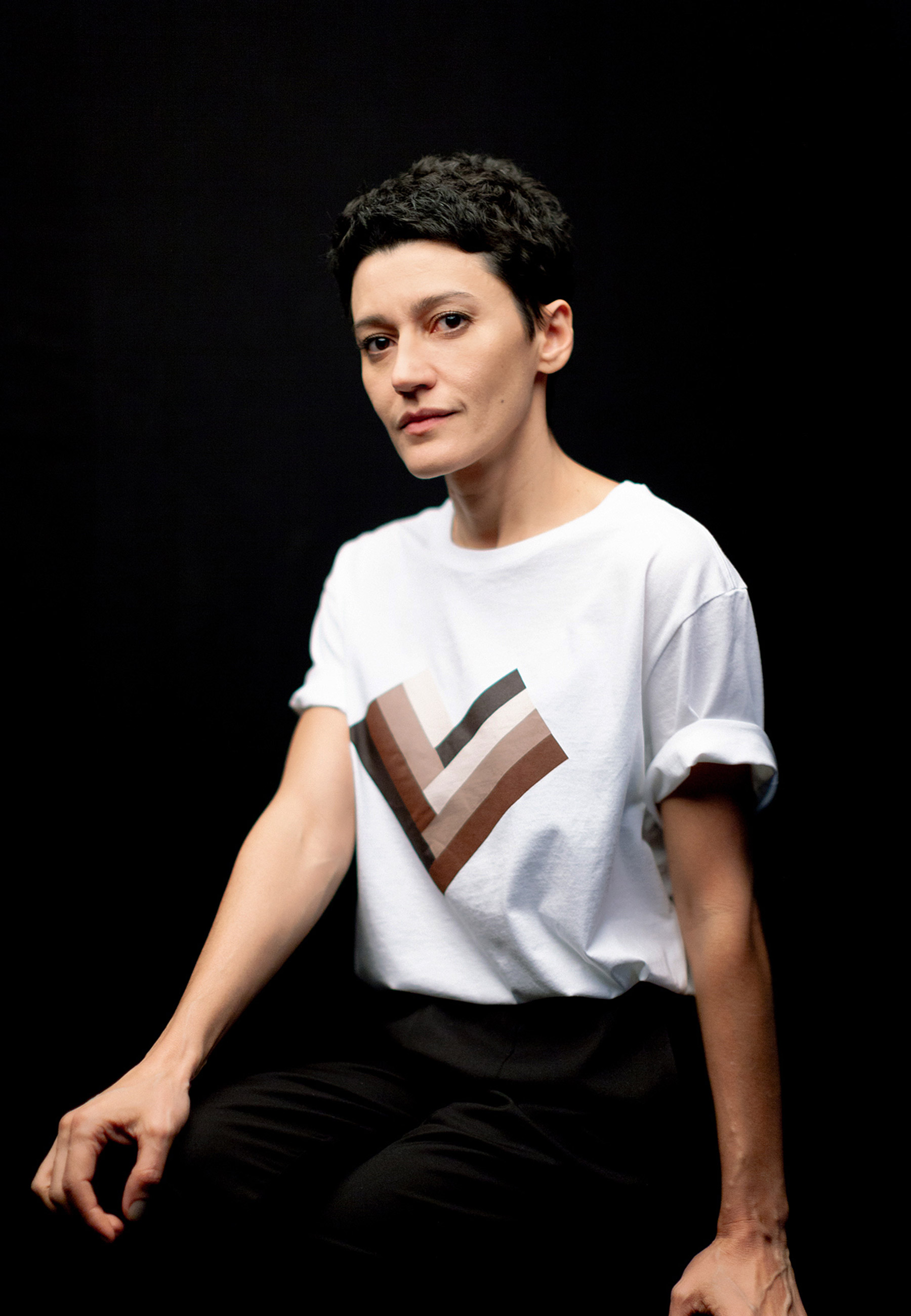 Dedé Bevilaqua veste a nova camiseta da Basico.com em parceria com a ID_BR - Foto: Divulgação