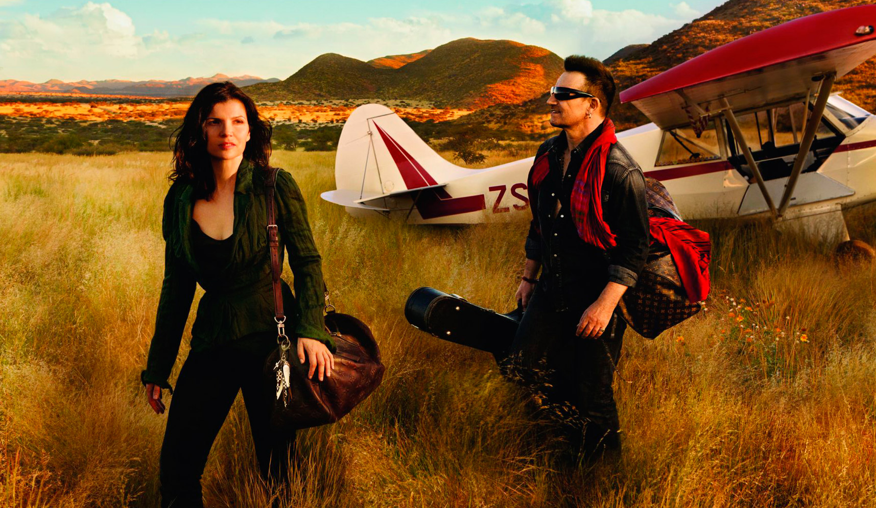 Ali Hewson e Bono em campanha da Louis Vuitton, fotografada na África - Foto: Divulgação
