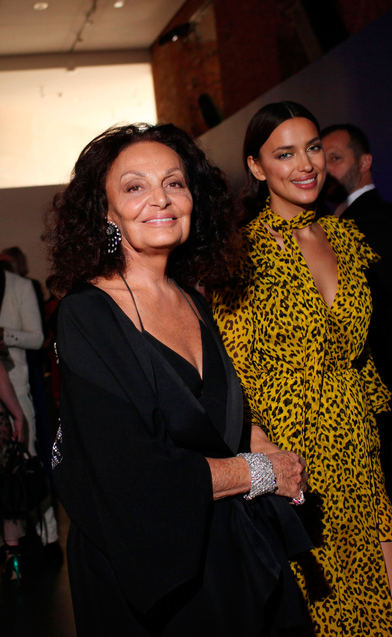 Diane von Furstenberg com Irina Shayk, que veste look da grife - Foto: Reprodução/WWD