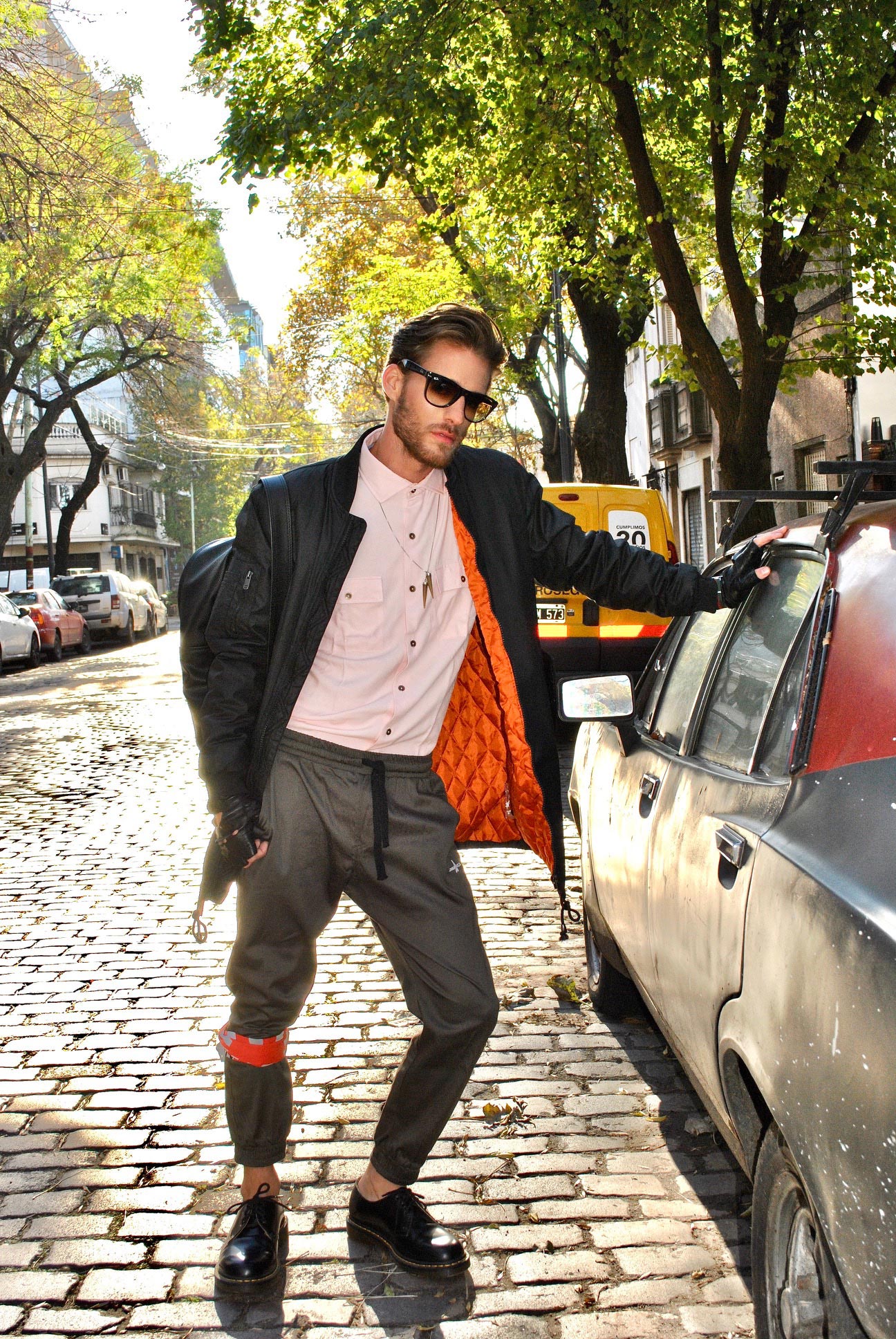 A jaqueta bomber com toques de cores para o inverno: o forro é tão importante quando a peça. Modelo: Juan Roccabruna, com fotos de Labio Liebl, beleza de Nicolas Fernando Rodriguez e styling e produção executiva de Victor Drummond by Drummnod Comunicação