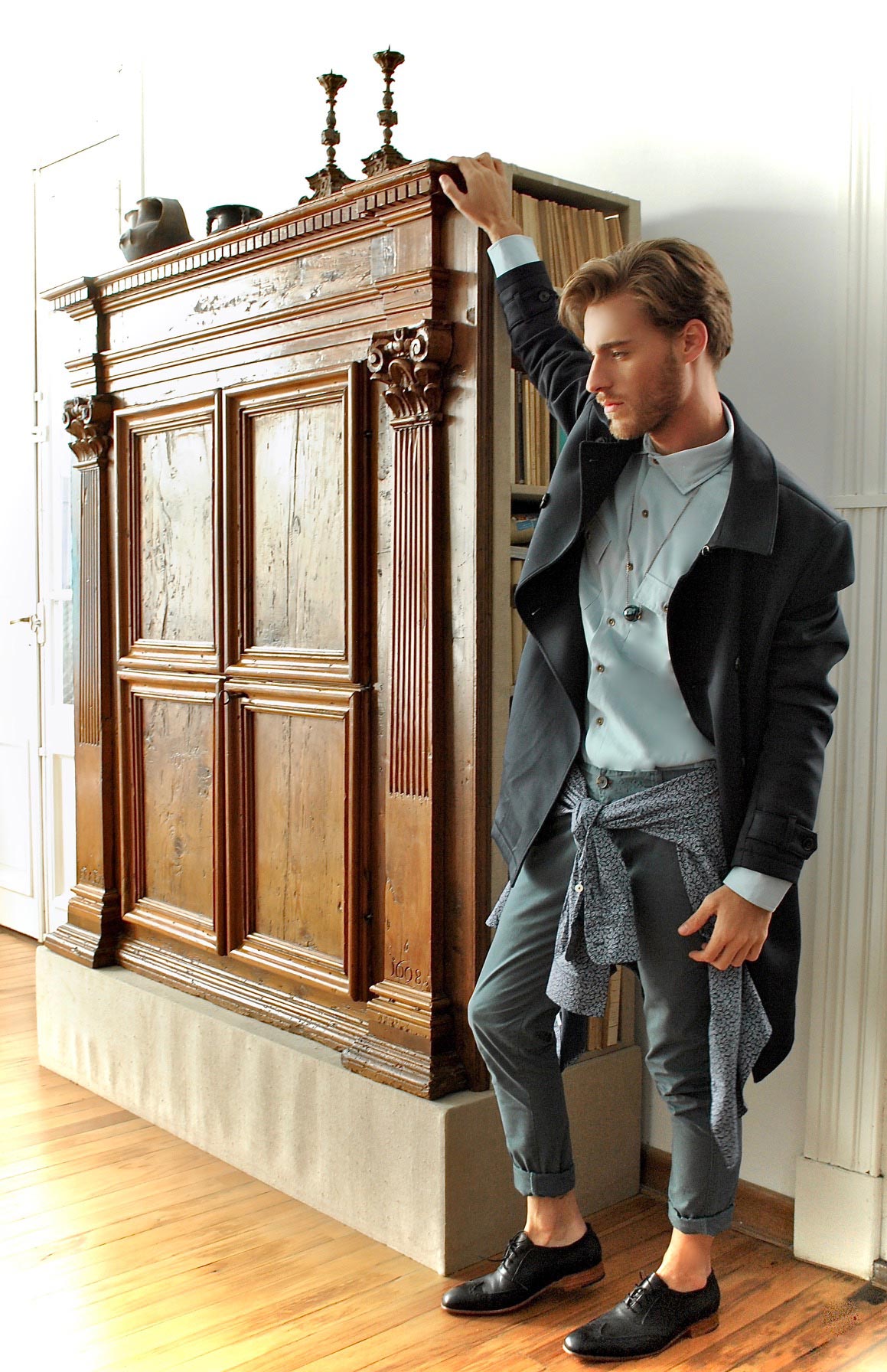 Tecidos leves como a seda contrastam com o trench coat pesado. Modelo: Juan Roccabruna, com fotos de Labio Liebl, beleza de Nicolas Fernando Rodriguez e styling e produção executiva de Victor Drummond by Drummnod Comunicação