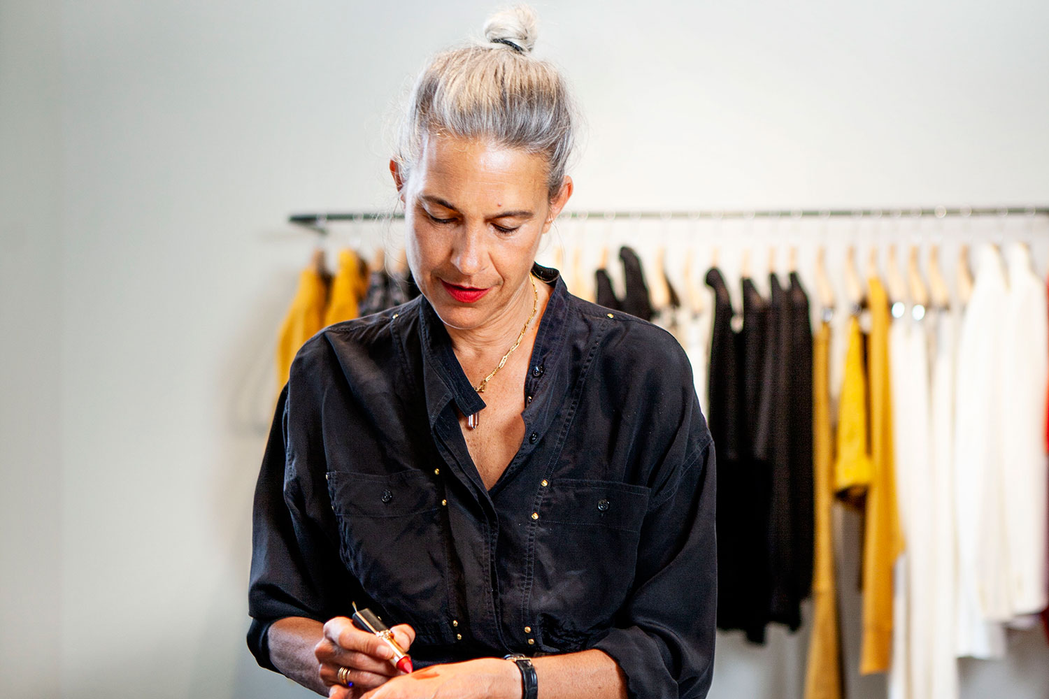 Francesa Isabel Marant experimenta cores de batom para a L'Oréal - Foto: Divulgação