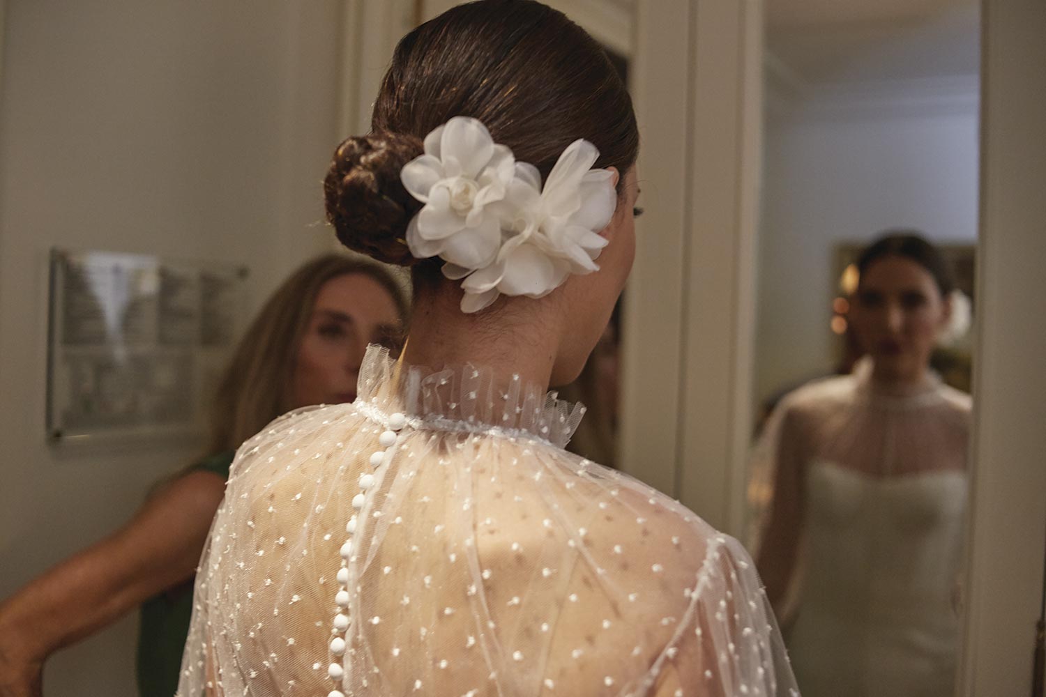 Detalhe da flor no cabelo da noiva - Foto: Thiago Bruno