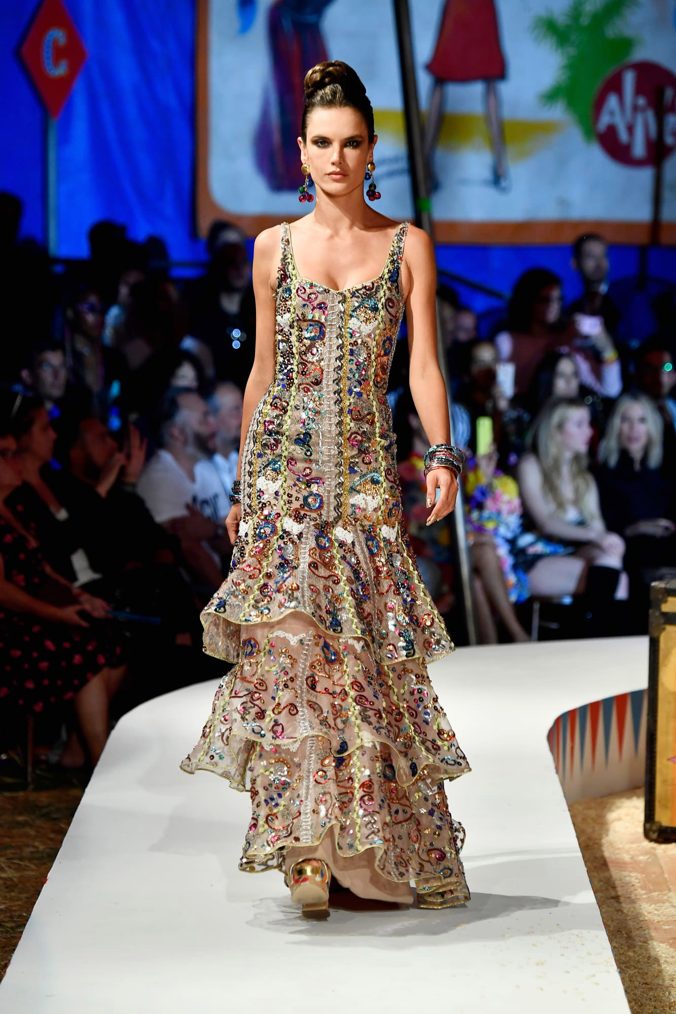 Alessandra Ambrósio na Moschino - Foto: Getty Images