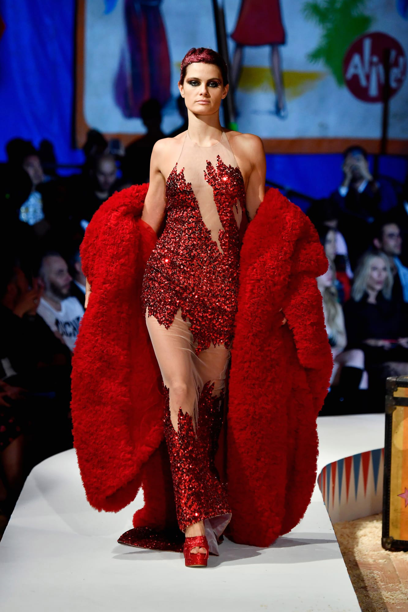 Isabeli Fontana na Moschino - Foto: Getty Images