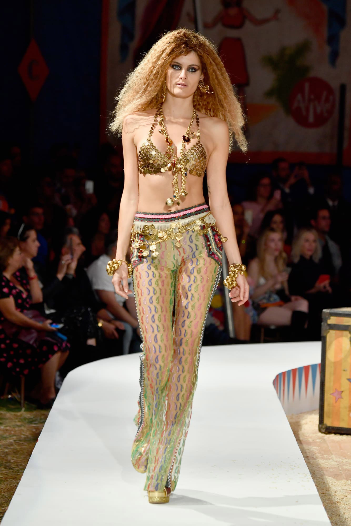 Isabeli Fontana na Moschino - Foto: Getty Images