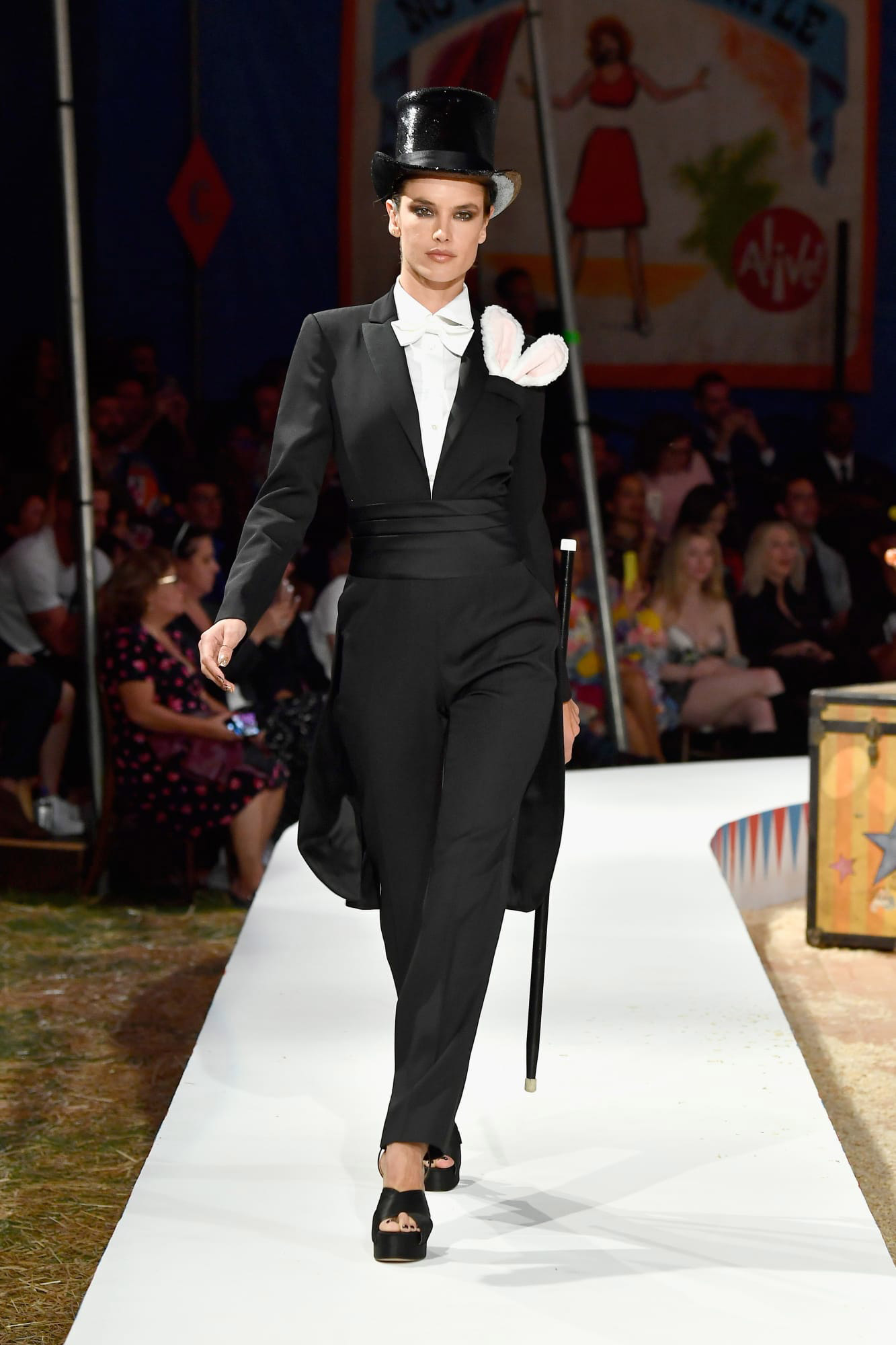 Alessandra Ambrósio na Moschino - Foto: Getty Images