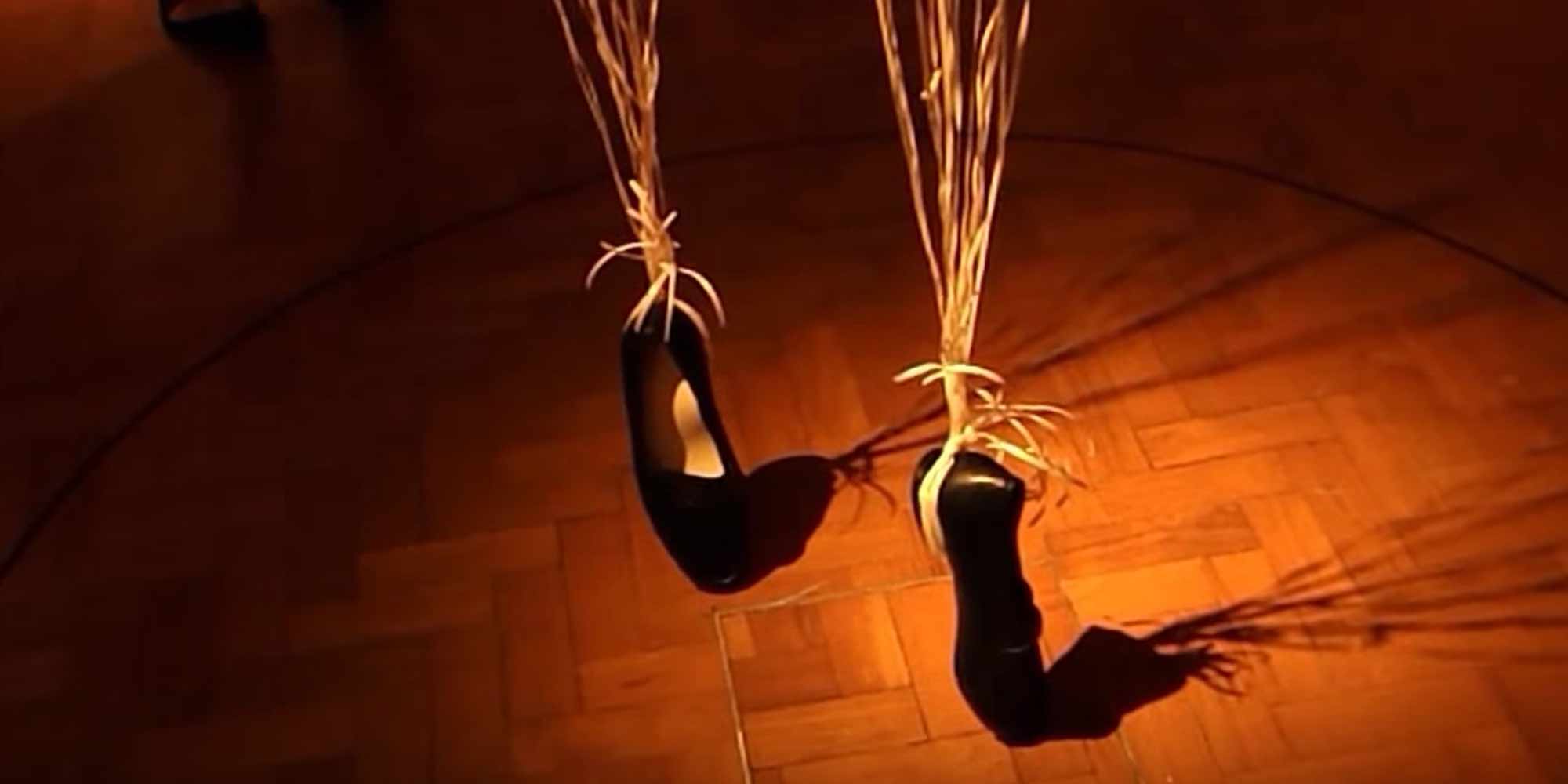 Sapatos suspensos por balões simbolizam forma única de dançar de Michael Jackson - Foto: Reprodução/YouTube