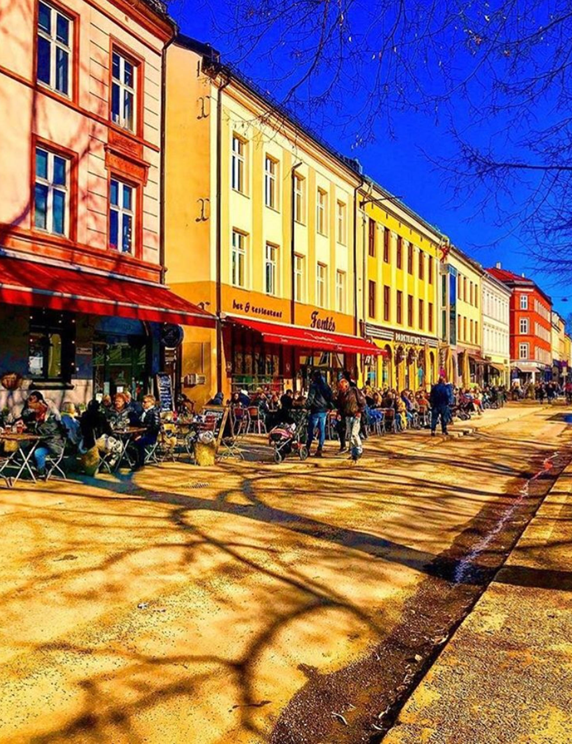 Bares com mesa na calçada fazem sucesso nos dias quentes, em Oslo - Foto: Reprodução/Instagram