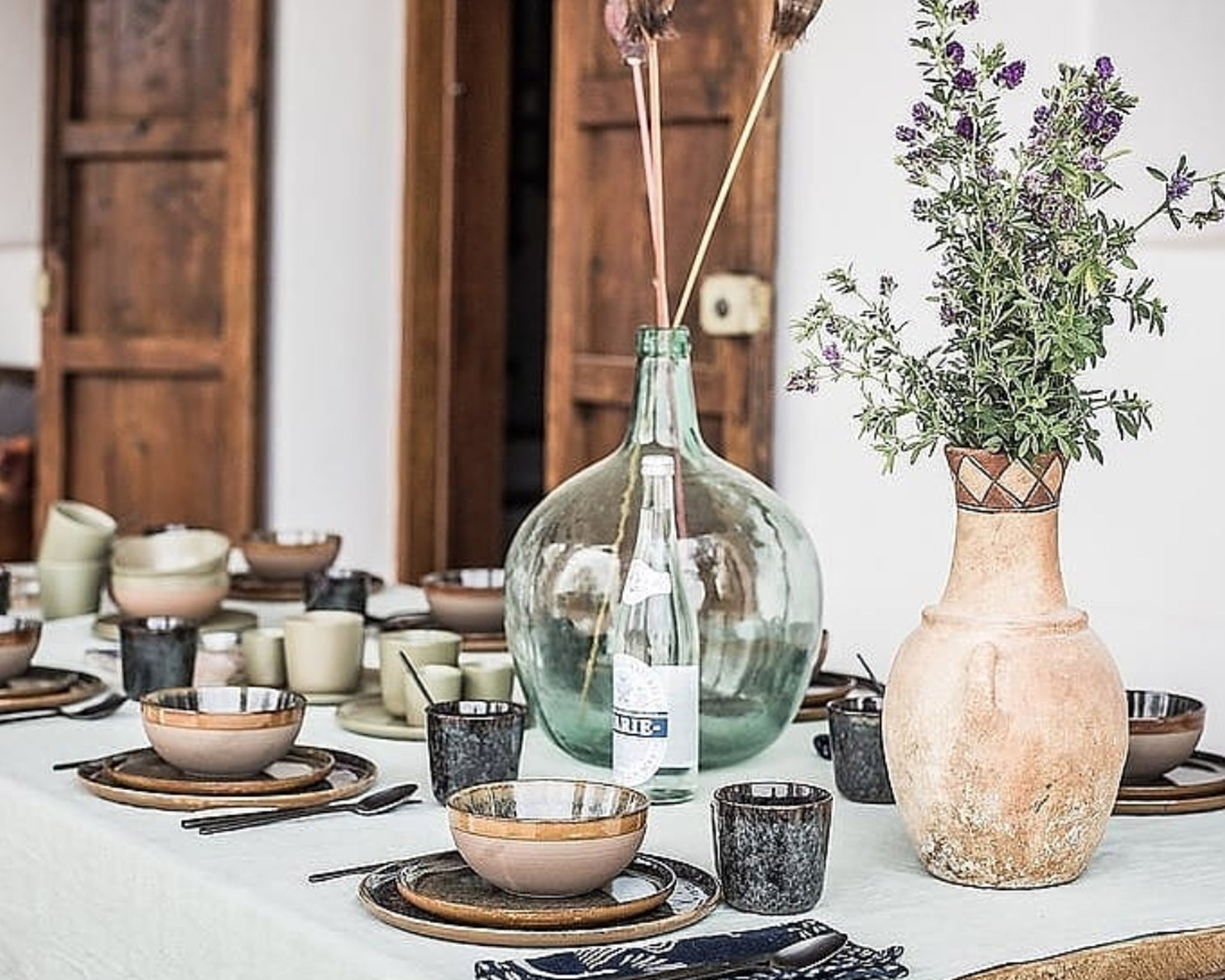 Mesa grande na varanda para p café da manhã, na Finca Siempre Agosto - Foto: Reprodução/Instagram