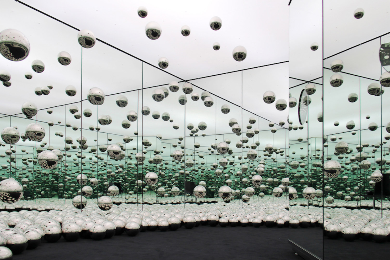 “Let's Survive Forever”, que faz parte do "Infinity Mirror Room”, de Yayoi Kusama - Foto: Reprodução/Instagram