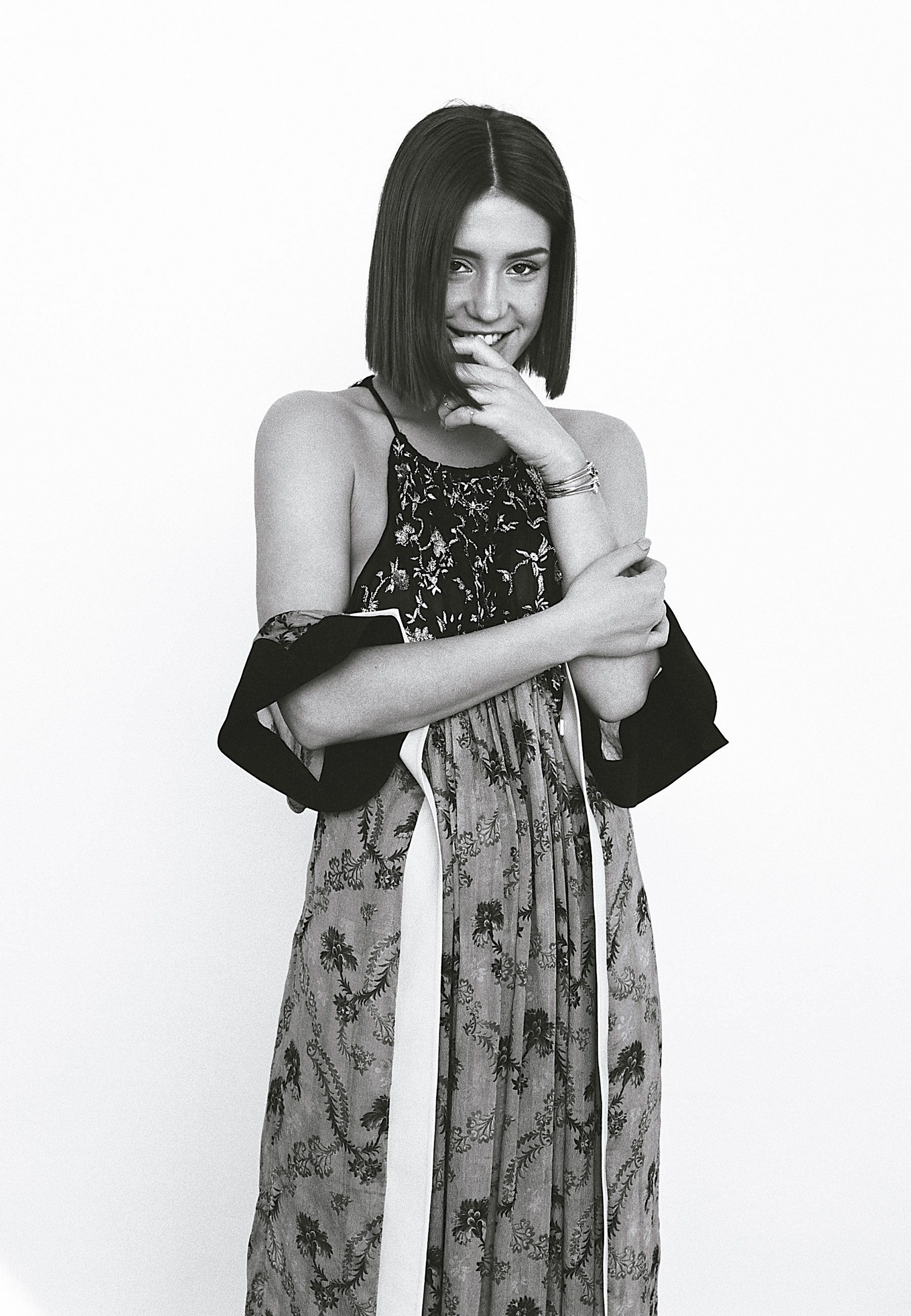 Adèle usa vestido bordado em algodão e pulseira da Louis Vuitton - Fotos de Stéphanie Volpato, com styling de Arthur Mayadoux, make de Angloma, cabelo de Leila-A e produção executiva de Filipa Bleck