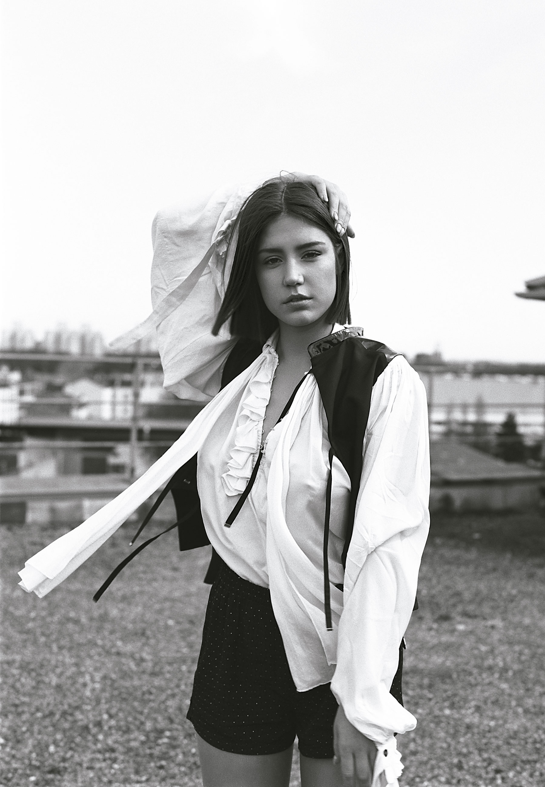 Adèle usa colete de couro e shorts de crepe e seda da Louis Vuitton - Fotos de Stéphanie Volpato, com styling de Arthur Mayadoux, make de Angloma, cabelo de Leila-A e produção executiva de Filipa Bleck