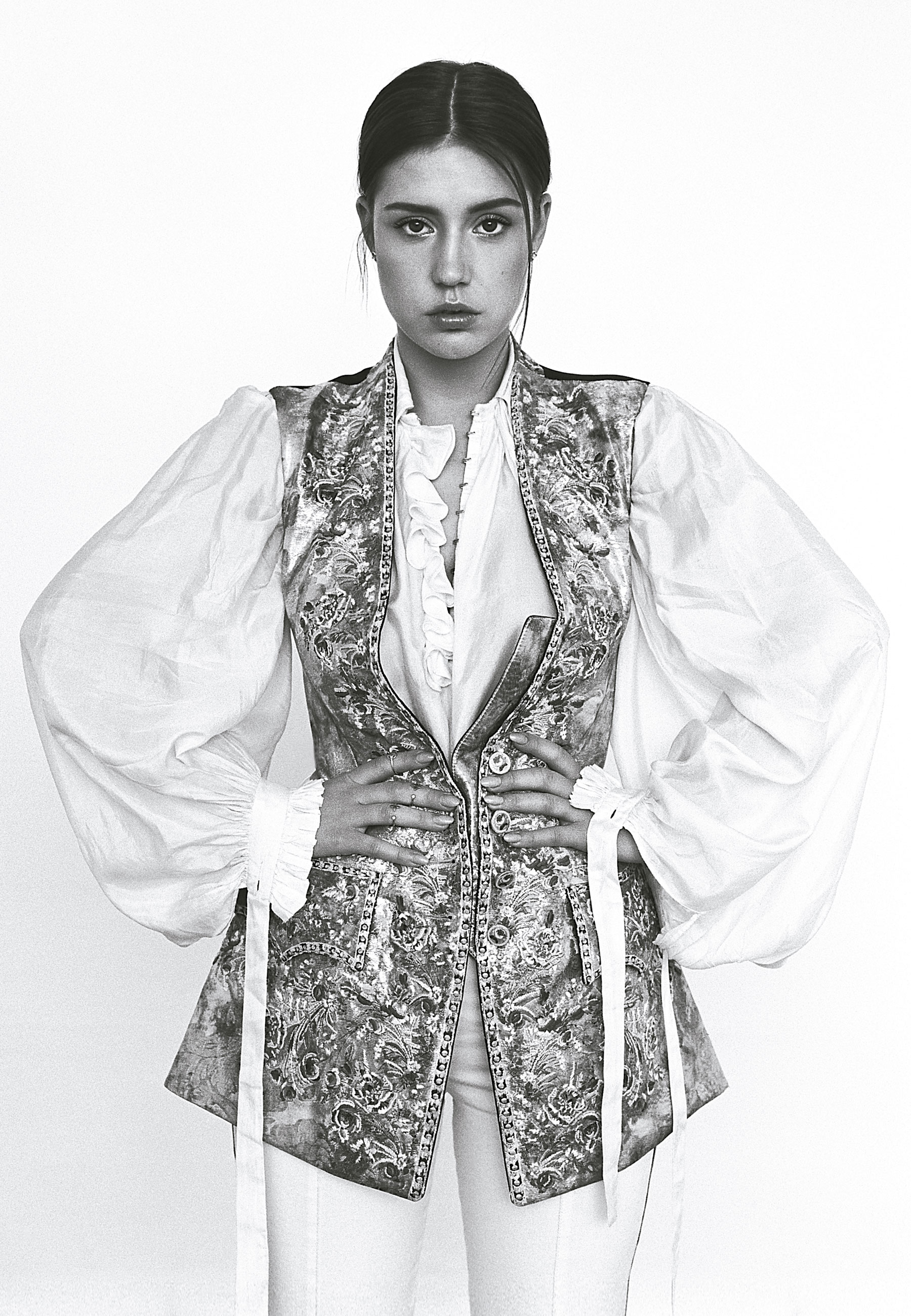 Adèle usa Camisa de seda, colete em jacquard com bordados florais, calça jeans e anéis da Louis Vuitton - Fotos de Stéphanie Volpato, com styling de Arthur Mayadoux, make de Angloma, cabelo de Leila-A e produção executiva de Filipa Bleck