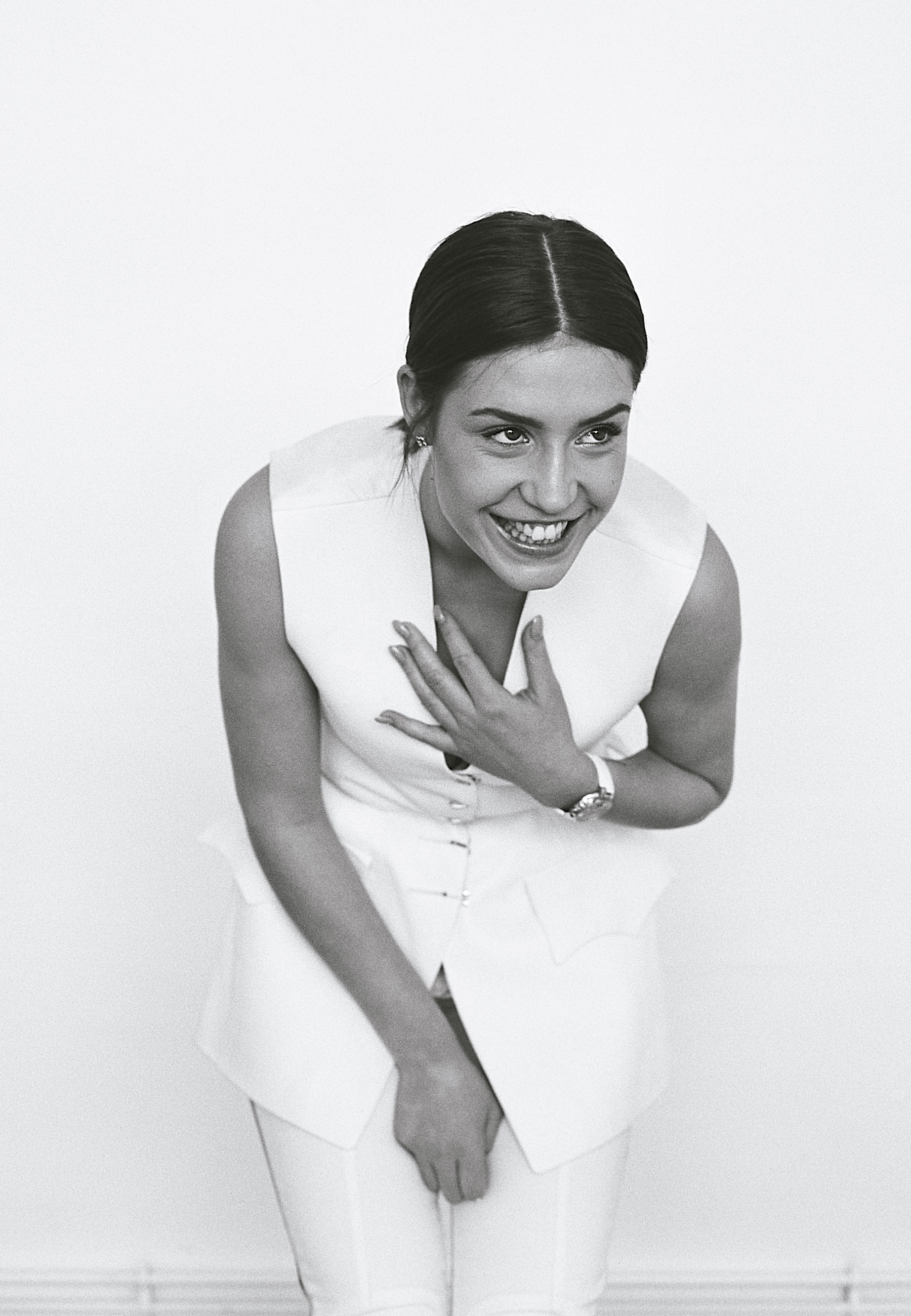Adèle usa colete de couro, brincos e relógio da Louis Vuitton - Fotos de Stéphanie Volpato, com styling de Arthur Mayadoux, make de Angloma, cabelo de Leila-A e produção executiva de Filipa Bleck