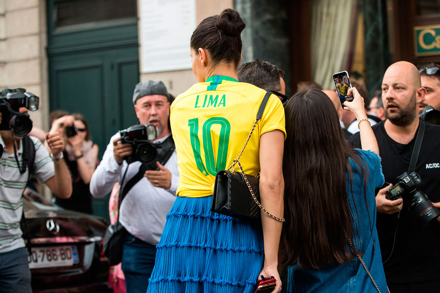 Adriana Lima usa camiseta do Brasil em Paris - Foto: Getty Images
