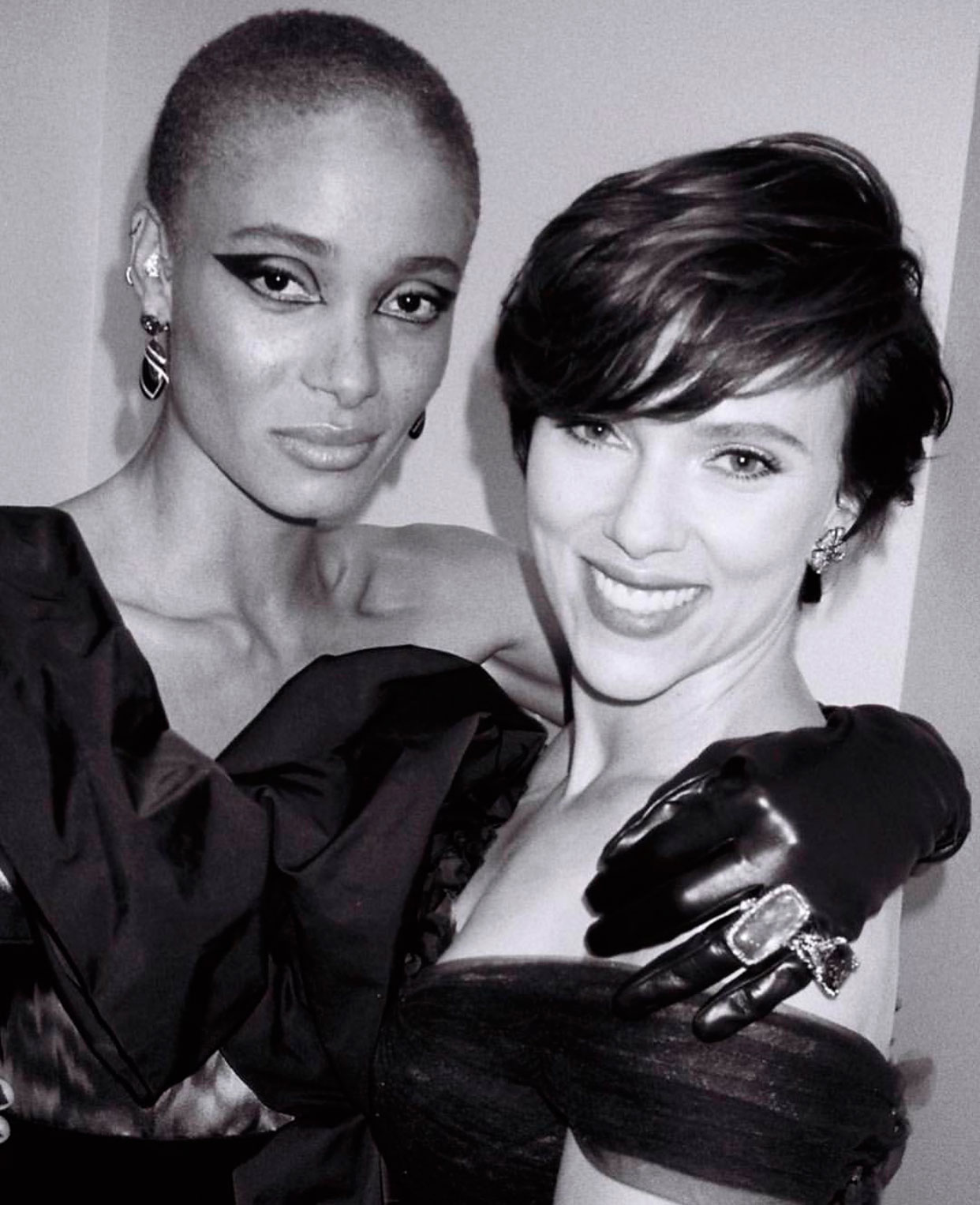 Adwoa Aboah e Scarlett Johansson - Foto: Reprodução/Instagram/@caradelevingne