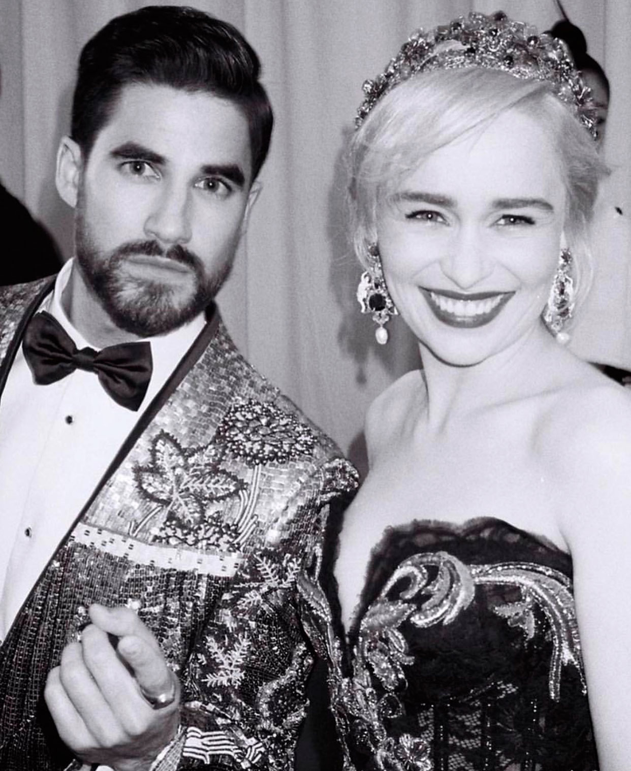 Daren Criss e Emilia Clarke - Foto: Reprodução/Instagram/@caradelevingne