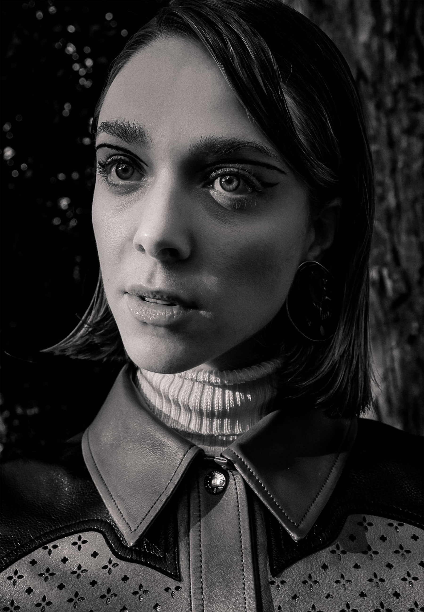 Casaco de couro e tricô, Louis Vuitton; e brincos Lool - Foto: G. Chang (ODMGT) | Stylist Arthur Ribeiro | Beleza Mari Nunes | Assistente de Beleza Gil Zakarenskas | Assistente de Foto Daniel Sakalauskas | Modelo Nathalie Edenburg (Ford Models) | Produção Executiva ODMGT 