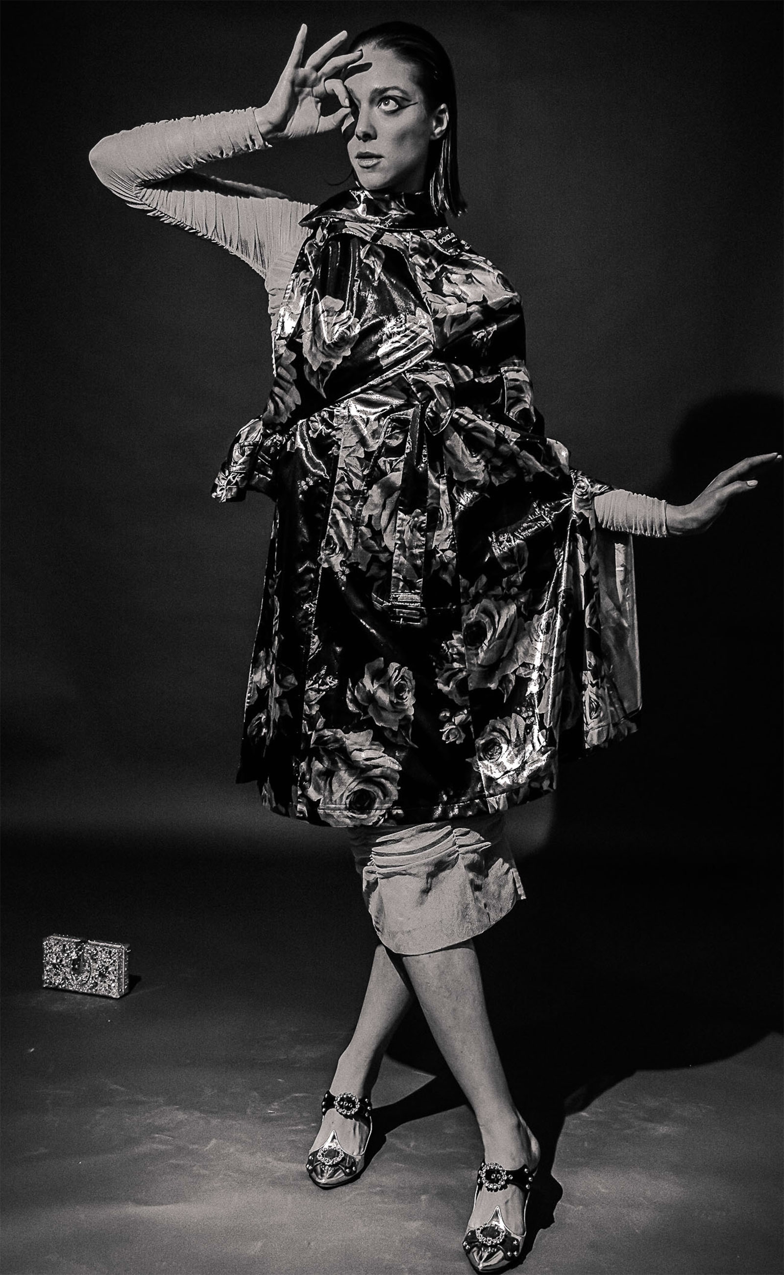 Vestido, trench coat, sapatos e bolsa, tudo Dolce & Gabbana - Foto: G. Chang (ODMGT) | Stylist Arthur Ribeiro | Beleza Mari Nunes | Assistente de Beleza Gil Zakarenskas | Assistente de Foto Daniel Sakalauskas | Modelo Nathalie Edenburg (Ford Models) | Produção Executiva ODMGT