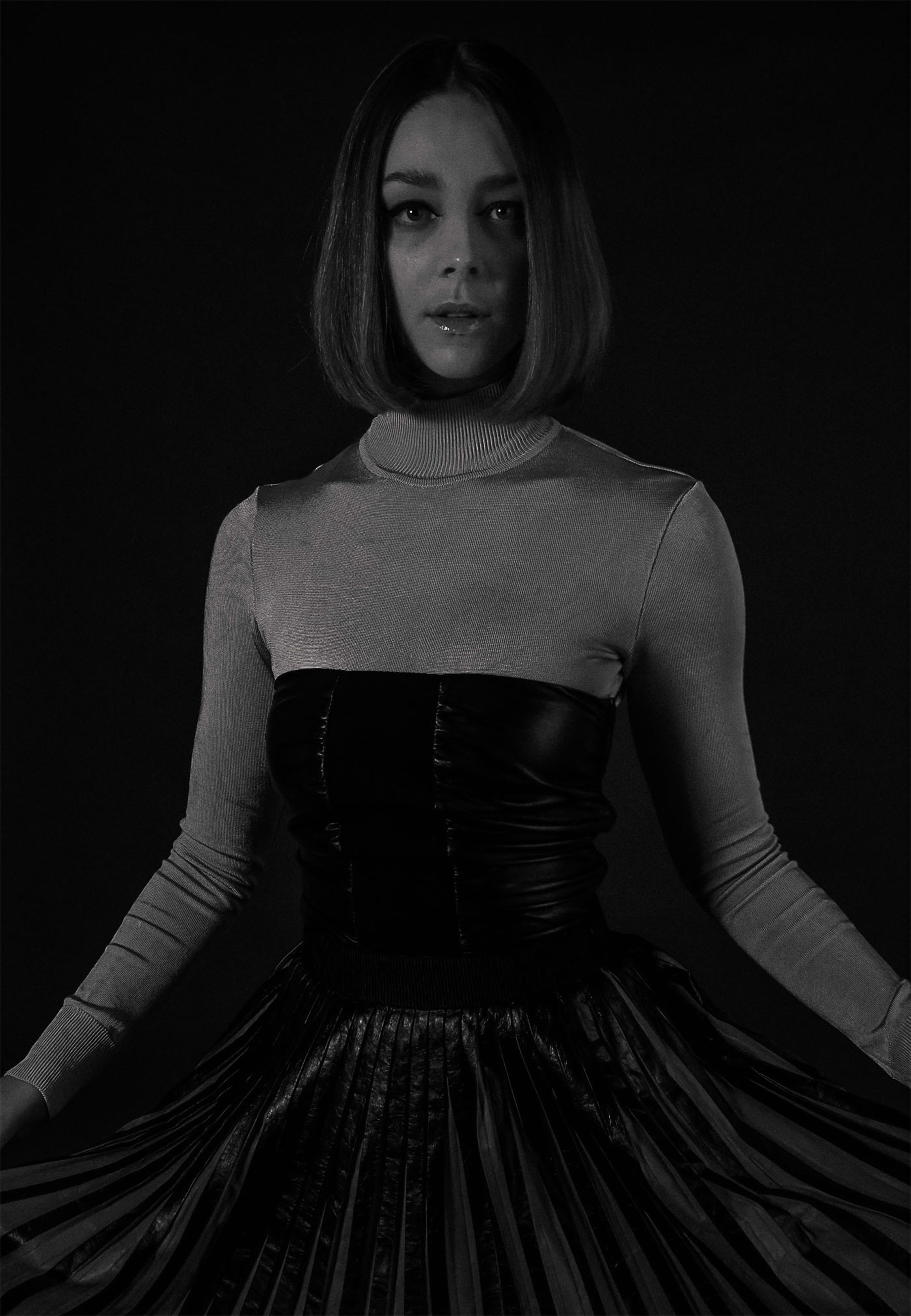 Tricô Reinaldo Lourenço; top e saia da Giorgio Armani - Foto: G. Chang (ODMGT) | Stylist Arthur Ribeiro | Beleza Mari Nunes | Assistente de Beleza Gil Zakarenskas | Assistente de Foto Daniel Sakalauskas | Modelo Nathalie Edenburg (Ford Models) | Produção Executiva ODMGT 