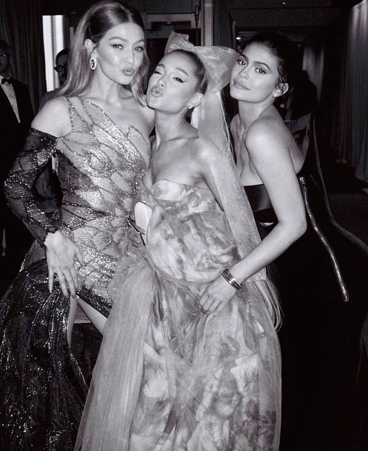 Gigi Hadid, Ariana Grande e Kylie Jenner - Foto: Reprodução/Instagram/@caradelevingne