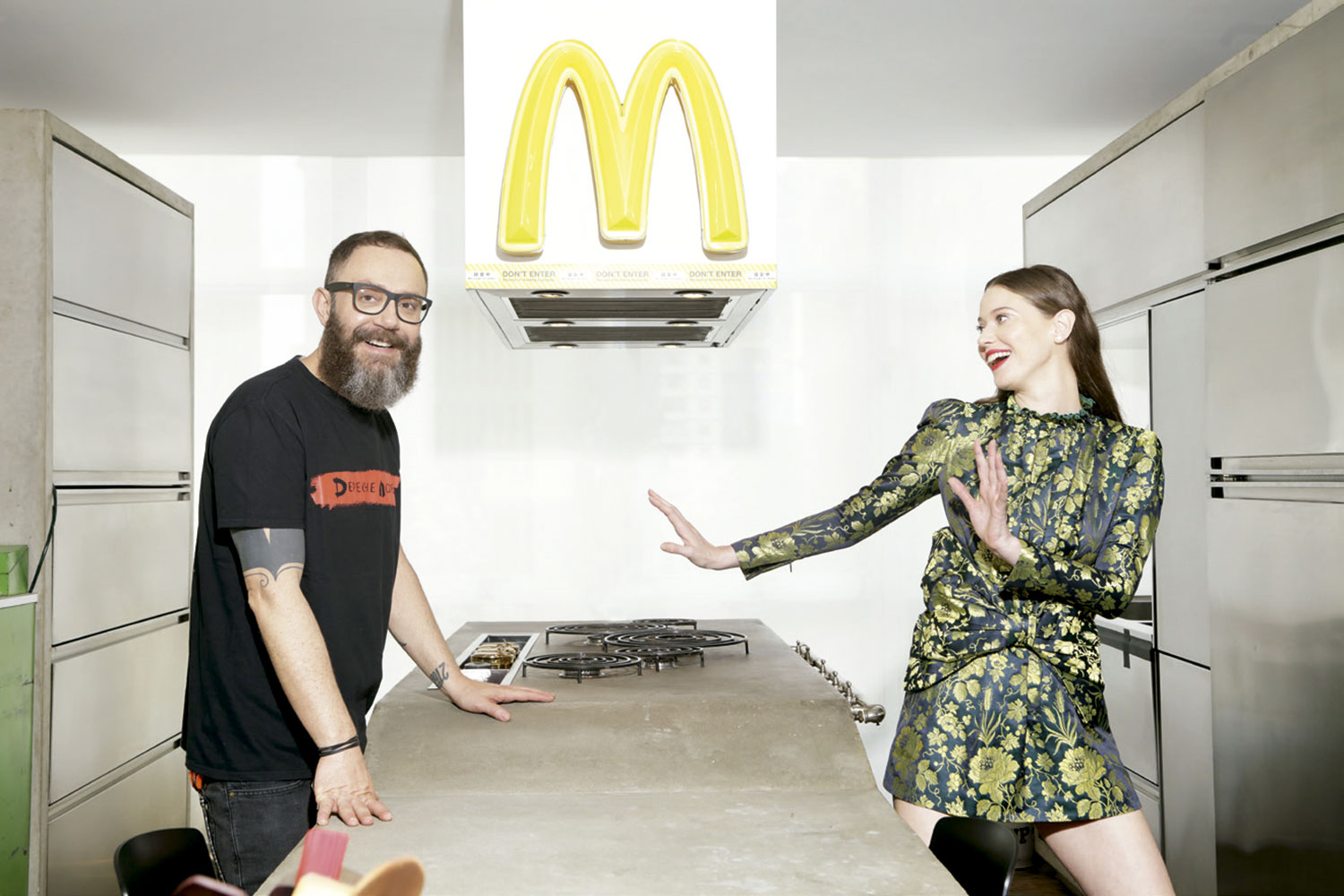 Houssein e Fabiana na cozinha: ela veste Gucci - Fotos: Karine Basílio, com styling de Márcio e Flamínio Vicentini