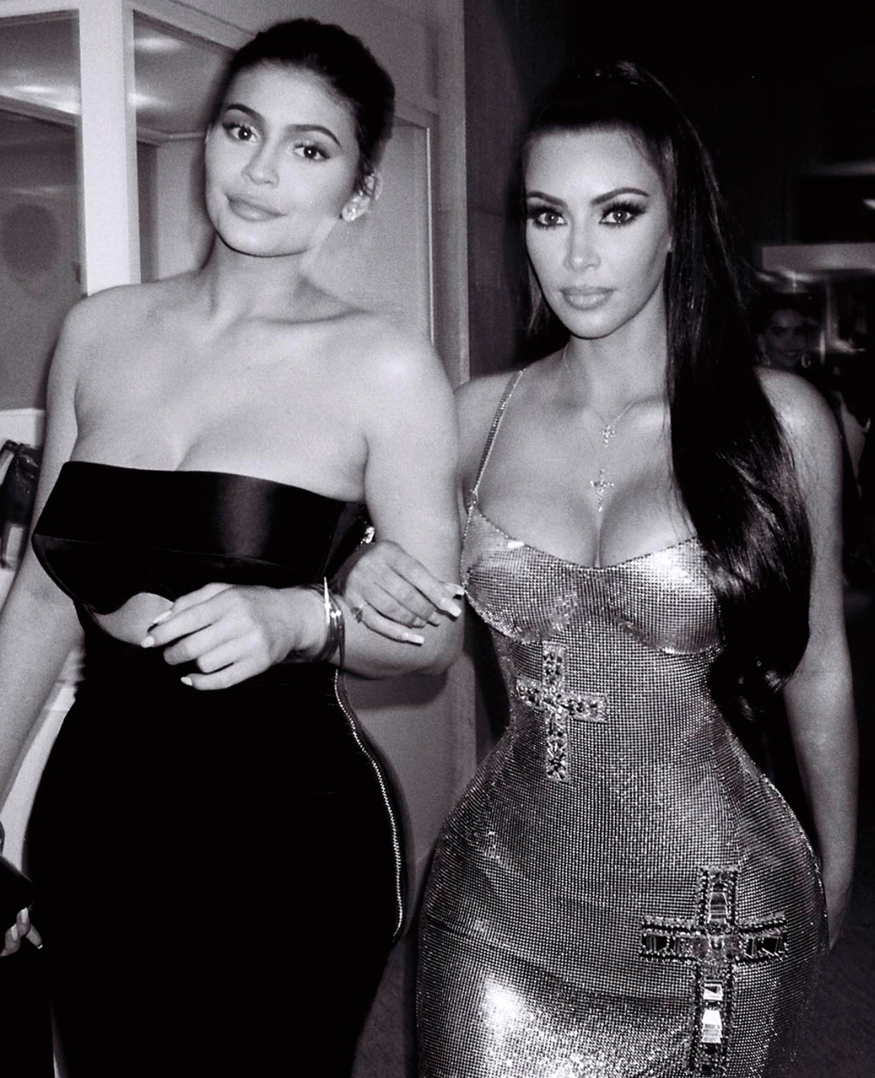 Kylie Jenner e Kim Kardashian - Foto: Reprodução/Instagram/@caradelevingne