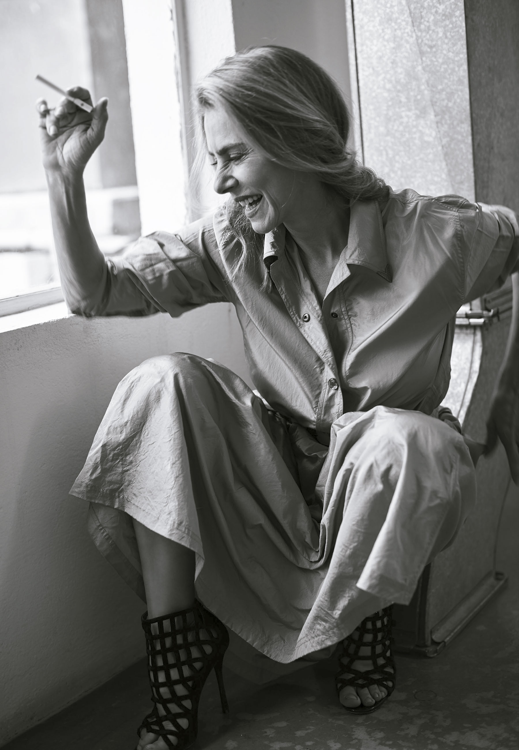 Maitê usa vestido e cinto, ambos Bottega Veneta; e sapatos Christian Louboutin - Foto: Bob Wolfenson, com edição de moda de Rodrigo Yaegashi e beleza de Helder Rodrigues