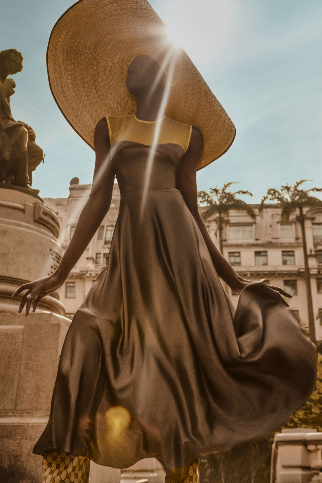Blusa Reinaldo Lourenço, vestido Dior, brinco B.Luxo, chapéu e botas daGucci - Foto: Ronald Luv