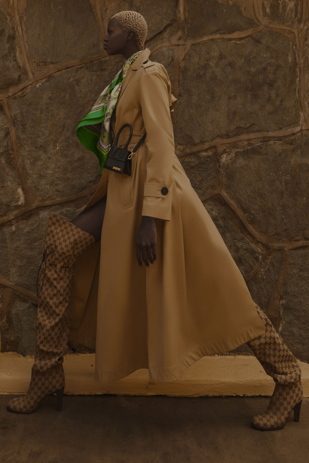 Trench coach Dior, lenço B.Luxo, bolsaJacquemus na BoBags e botas Gucci - Foto: Ronald Luv