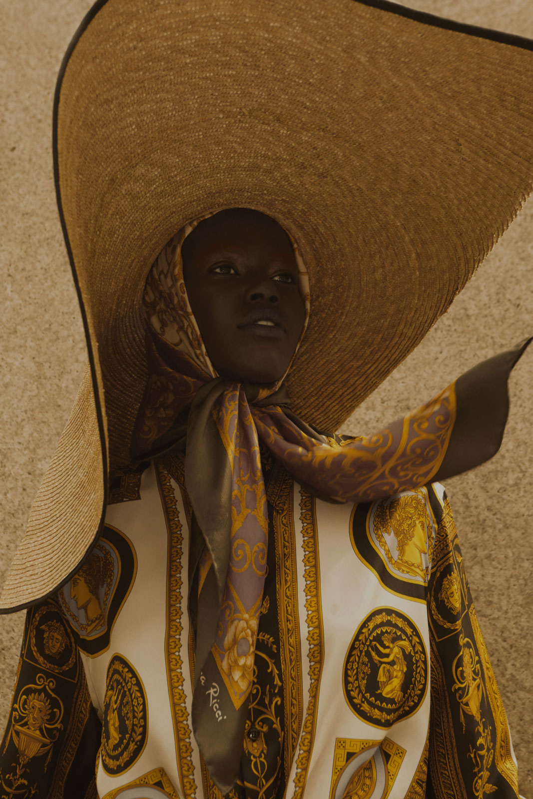 Camisa Versace, lenço Nina Ricci no b.Luxo e chapéu Gucci - Foto: Ronald Luv