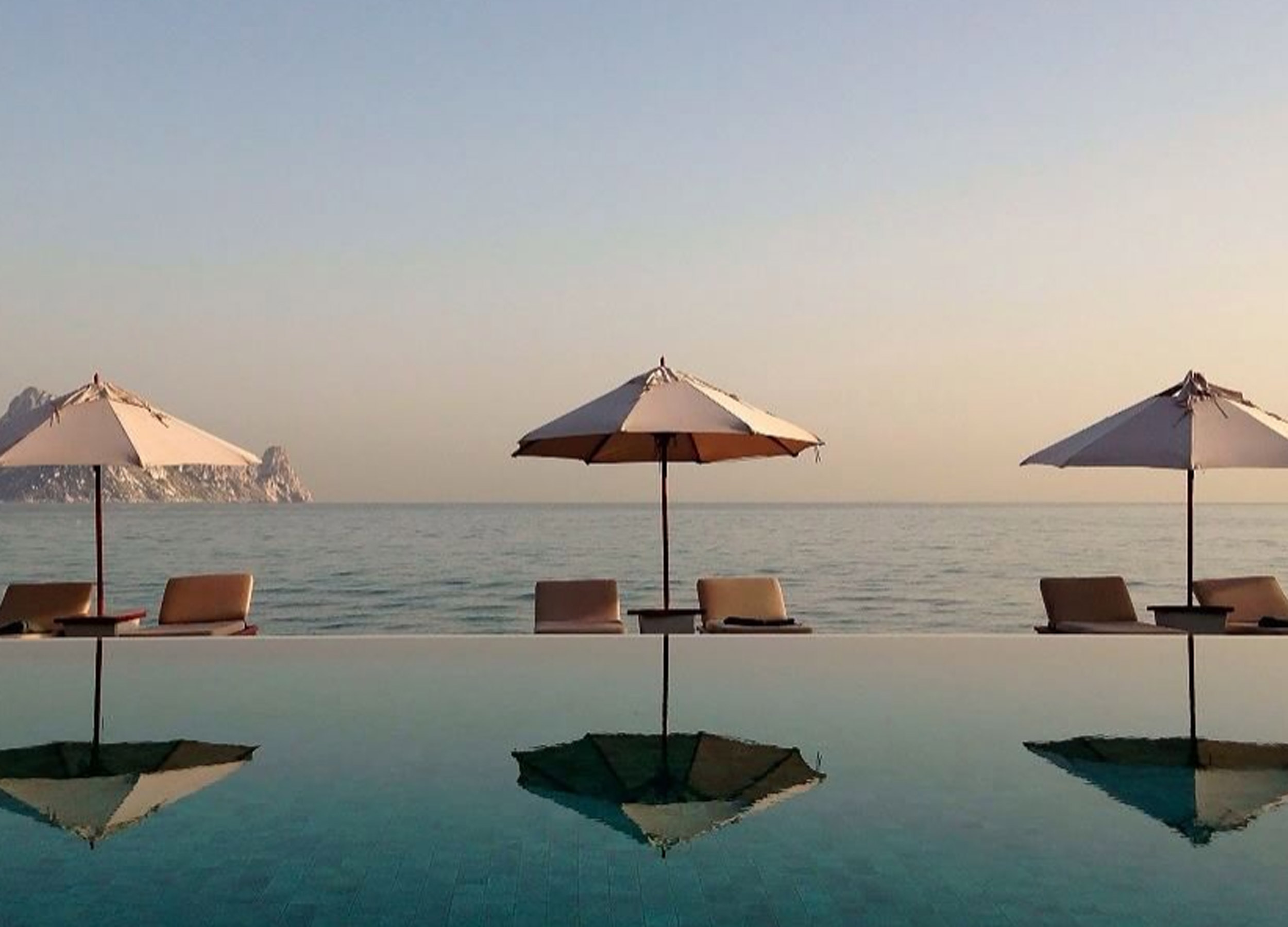 Sem palavras essa vista da piscina com borda infinita alinhada com o Mediterrâeno, no   7 Pines Resort Ibiza - Foto: Reprodução/Instagram