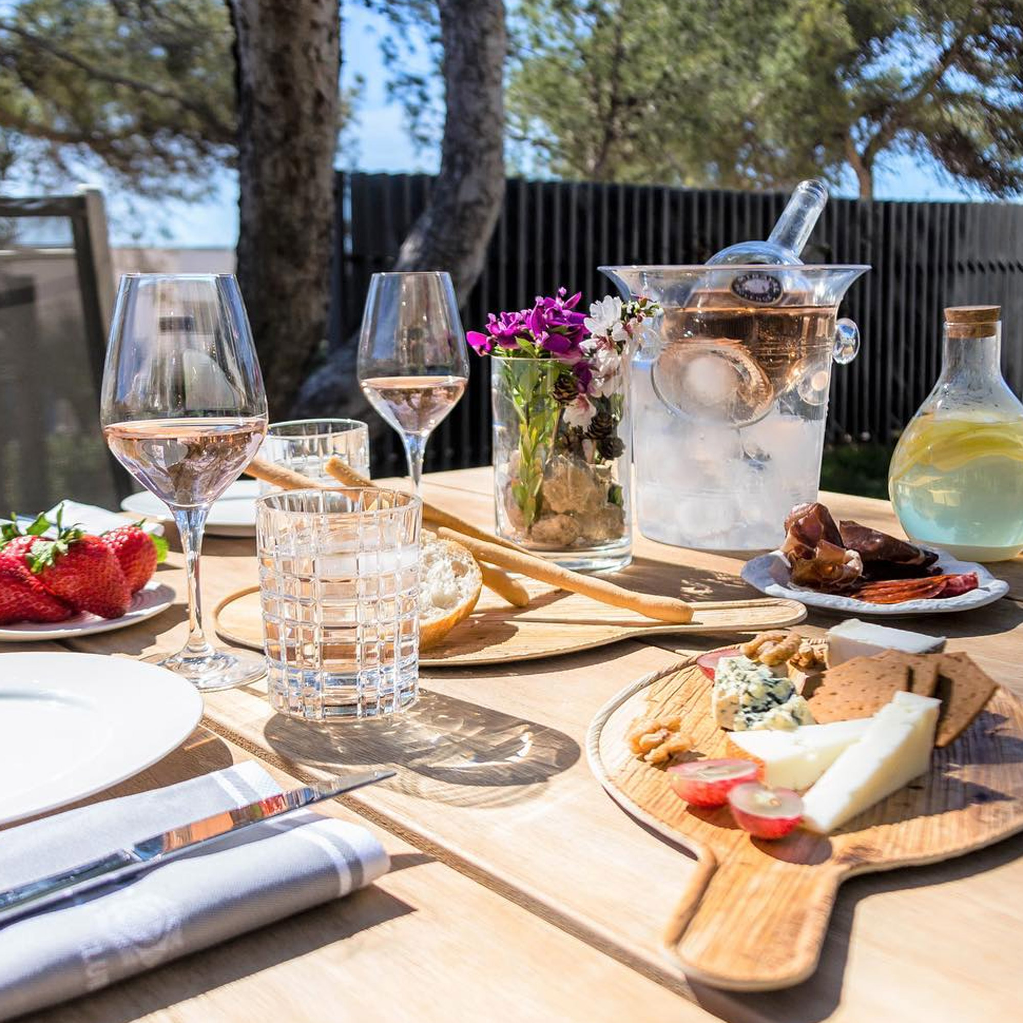 Mesa com delícias e drinques para desfrutar da vista, no 7 Pines Resort Ibiza - Foto: Reprodução/Instagram