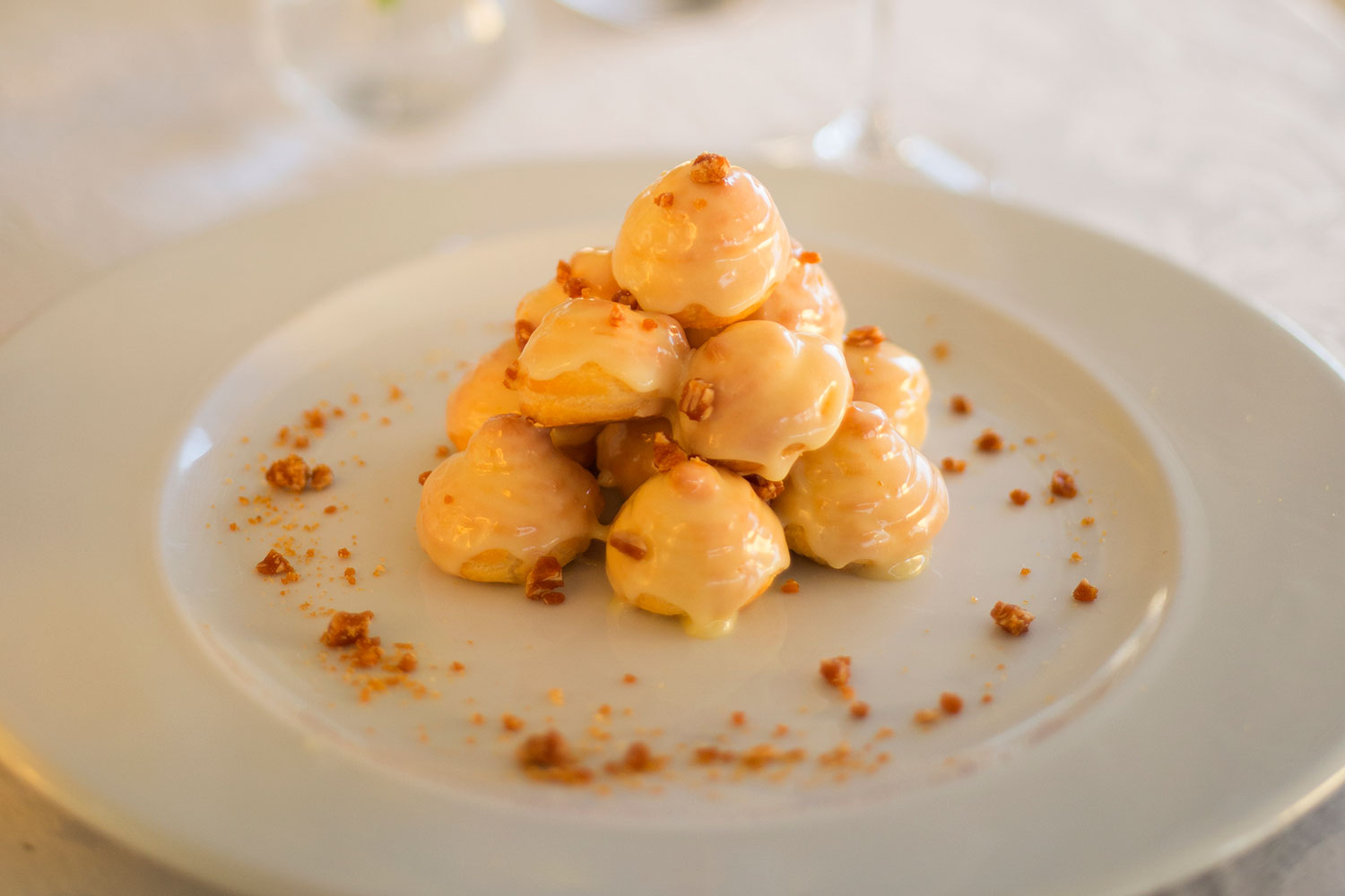 Torre de profiteroles recheado com zabaione - Foto: Divulgação
