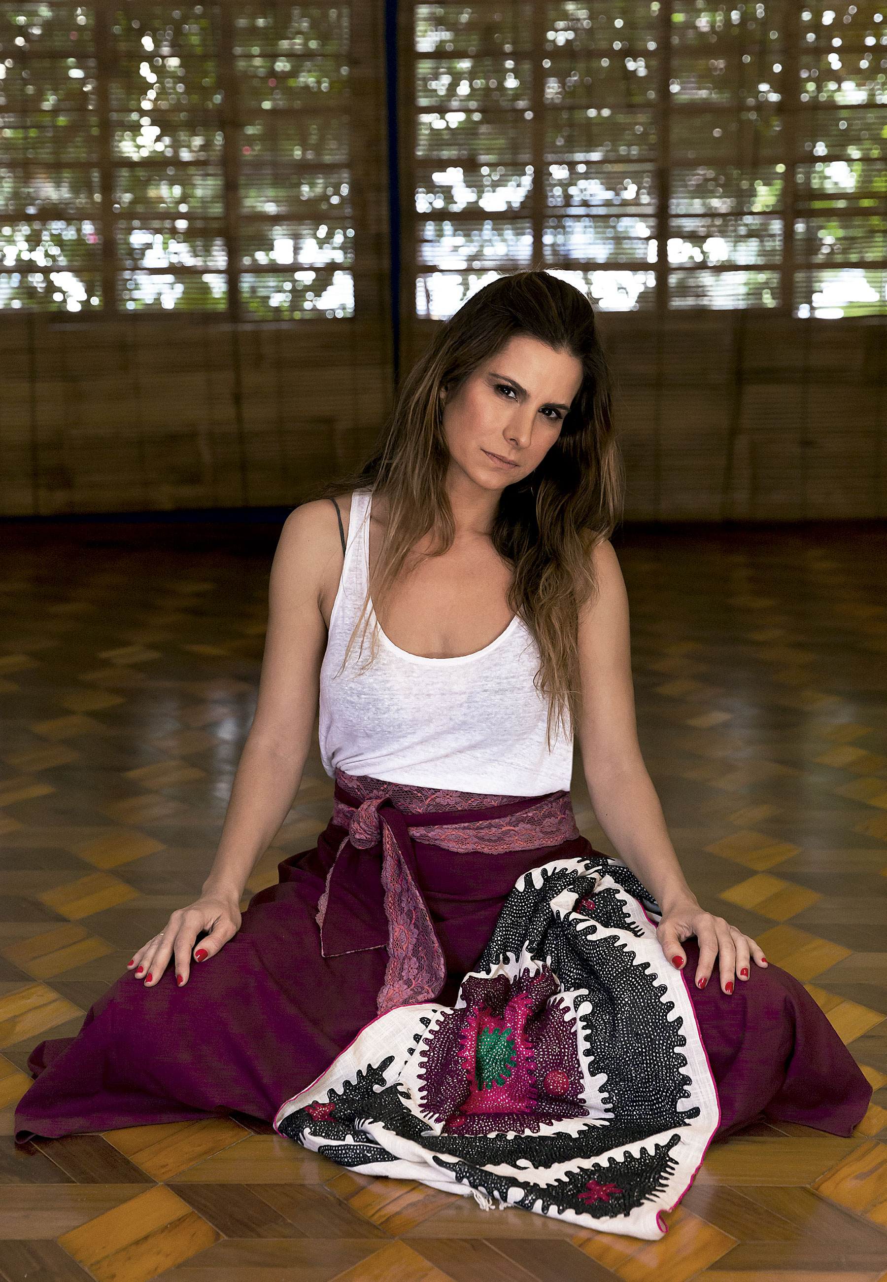 Andrea Simioni no chão de sua Casa Casulo, em São Paulo - Foto: Vinícius Postiglione, com edição de moda Rodrigo Yaegashi