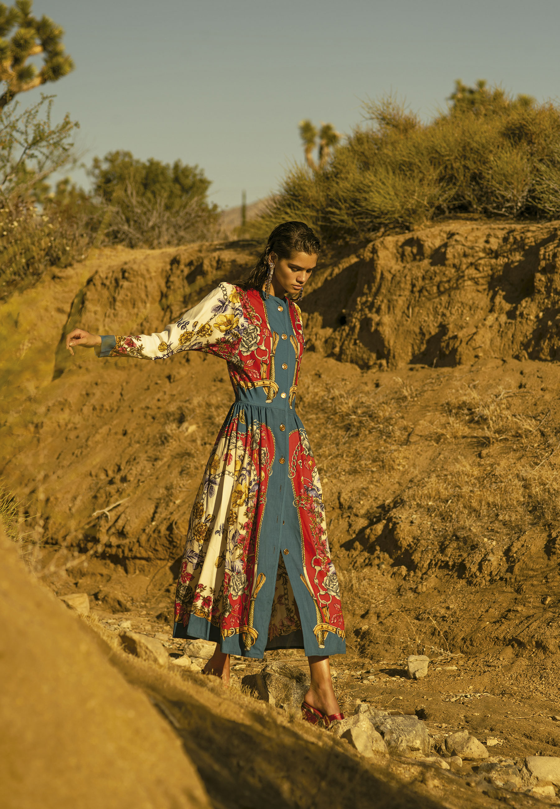 Anna Ávila usa vestido, brincos e mules Gucci - Foto: Ace Amir, com edição de moda de Filipa Bleck, styling de Brendon Alexander e beleza de Kristen Pulice