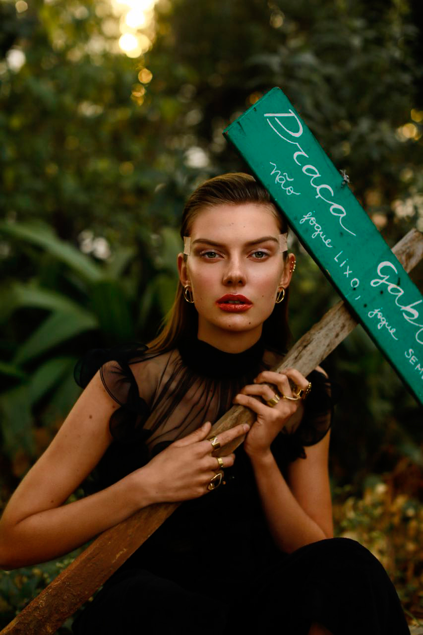 Brinco e aneis H.Stern, piercing A Figurinista e blusa Reinaldo Lourenço - Foto: Lufre, com styling de Alexandre Dornellas e beleza de Henrique Azevedo