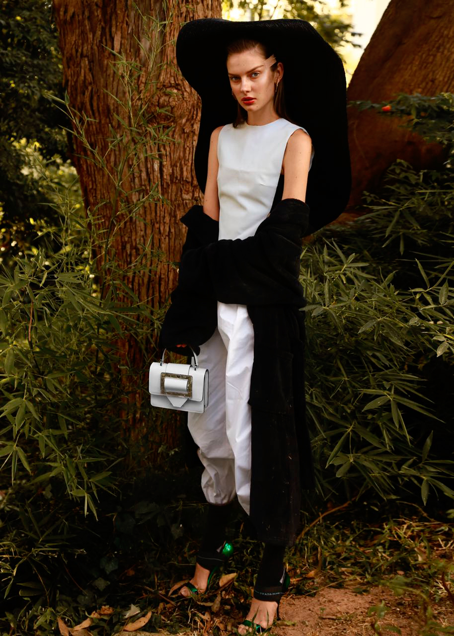 Joias Amsterdam Sauer; chapéu, blusa, calça e bolsa Giorgio Armani; roupão Any Any; meia e sandália da Prada - Foto: Lufre, com styling de Alexandre Dornellas e beleza de Henrique Azevedo