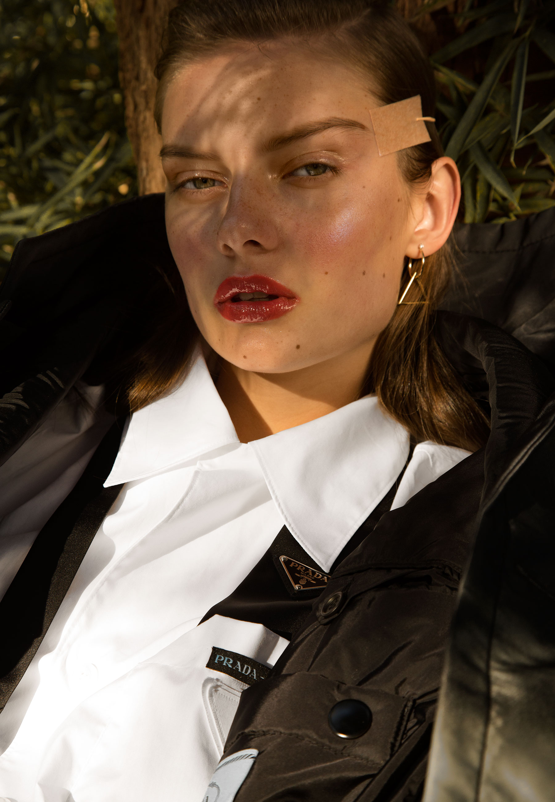 Joias H.Stern, com look total Prada – Foto: Lufre, com styling de Alexandre Dornellas e beleza de Henrique Azevedo