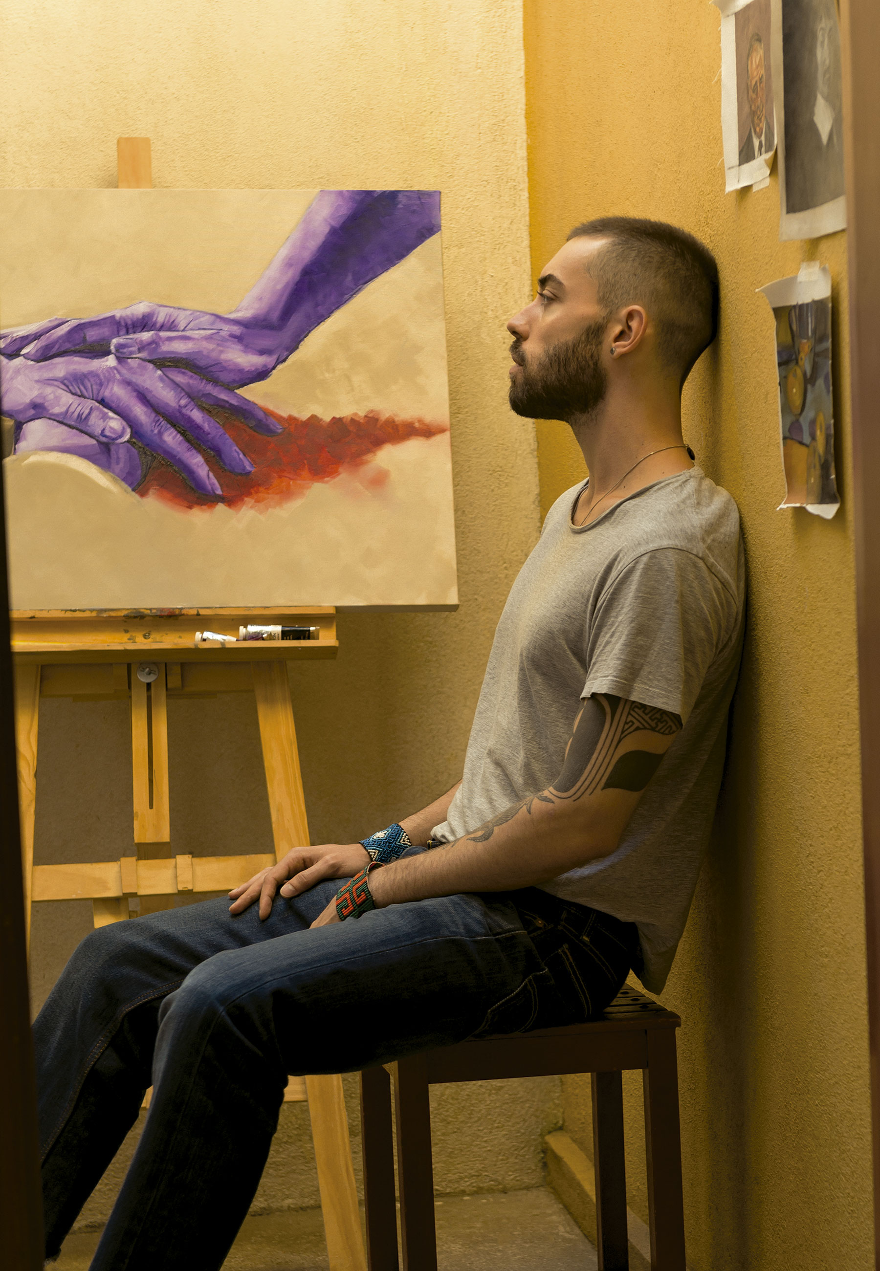 Caio Bayer na frente de sua pintura a óleo "Tevejo" - Foto:  Pedro Pedreira