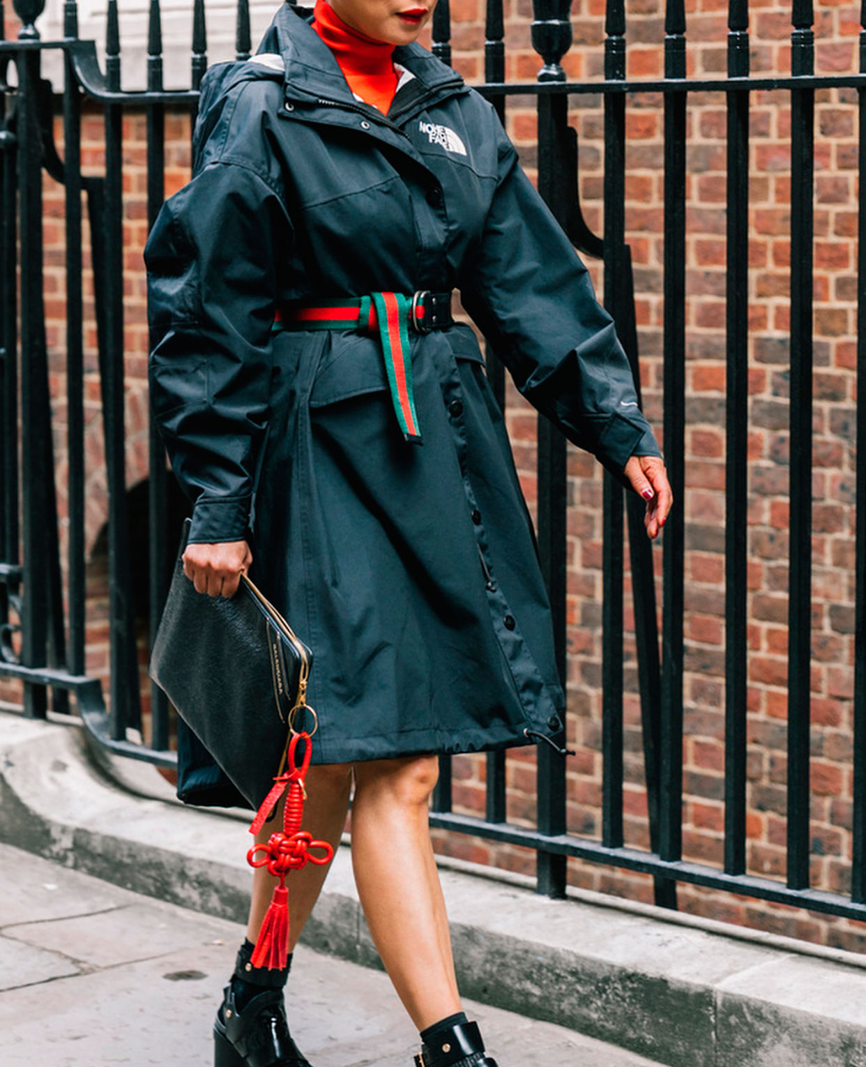 O nylon é tecido essencial para os looks gorpcore - Foto: Reprodução/Instagram/@sstylestalker